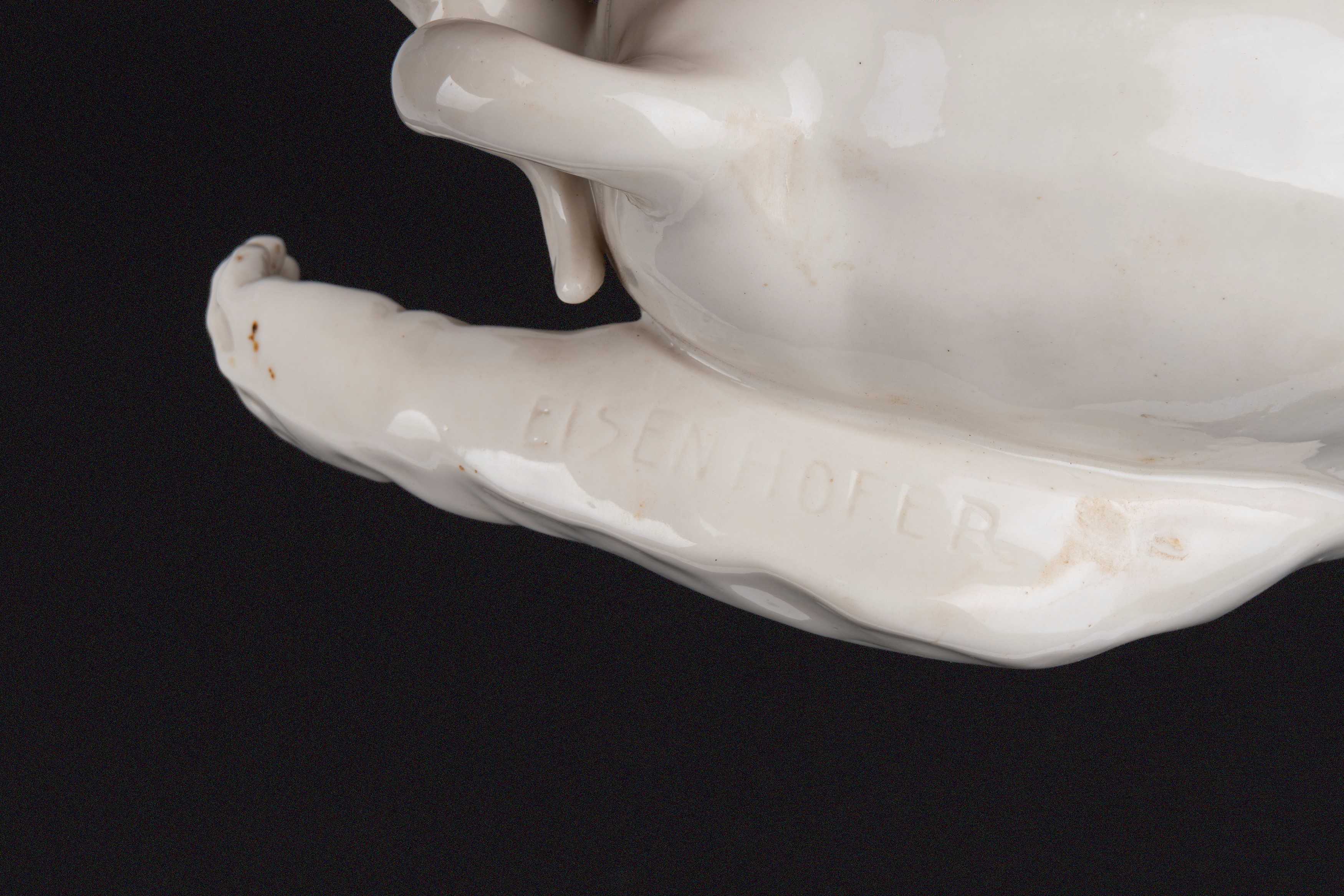 Lotto Composto da Due Sculture in Porcellana Raffiguranti Orso Polare e Scimmia