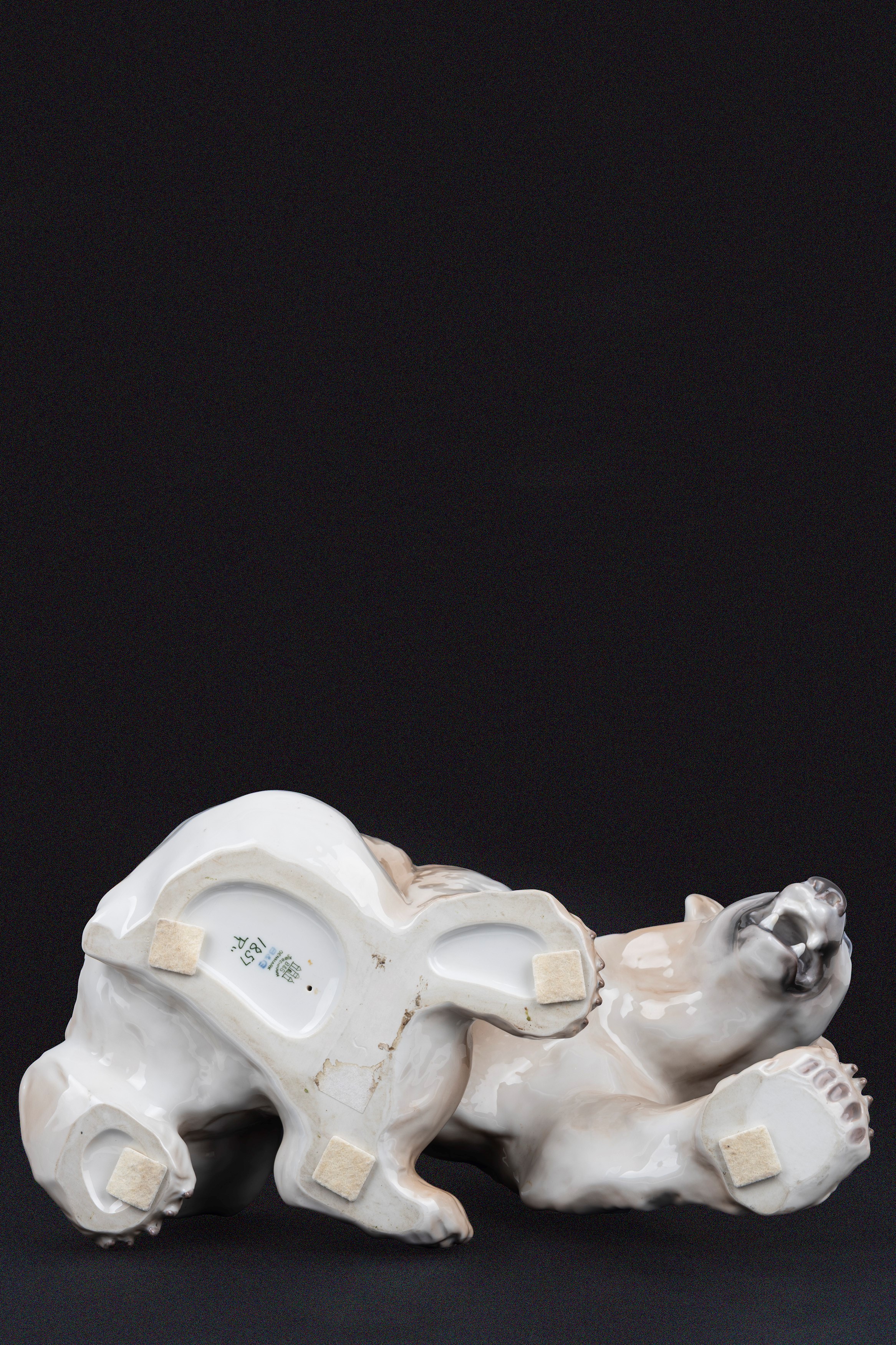 Lotto Composto da Due Sculture in Porcellana Raffiguranti Orso Polare e Scimmia