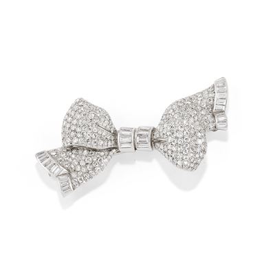 Spilla a fiocco in oro bianco 18k con diamanti (taglio huit-huit e baguette)