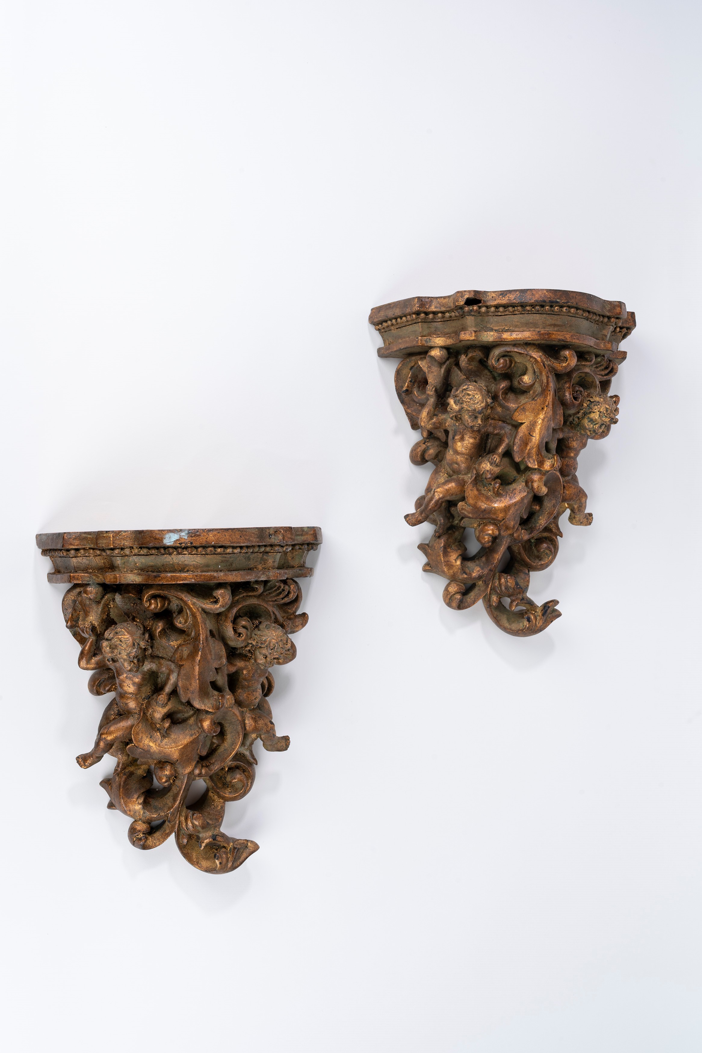 Coppia di Mensole in Legno Laccato e Dorato, Secolo XIX