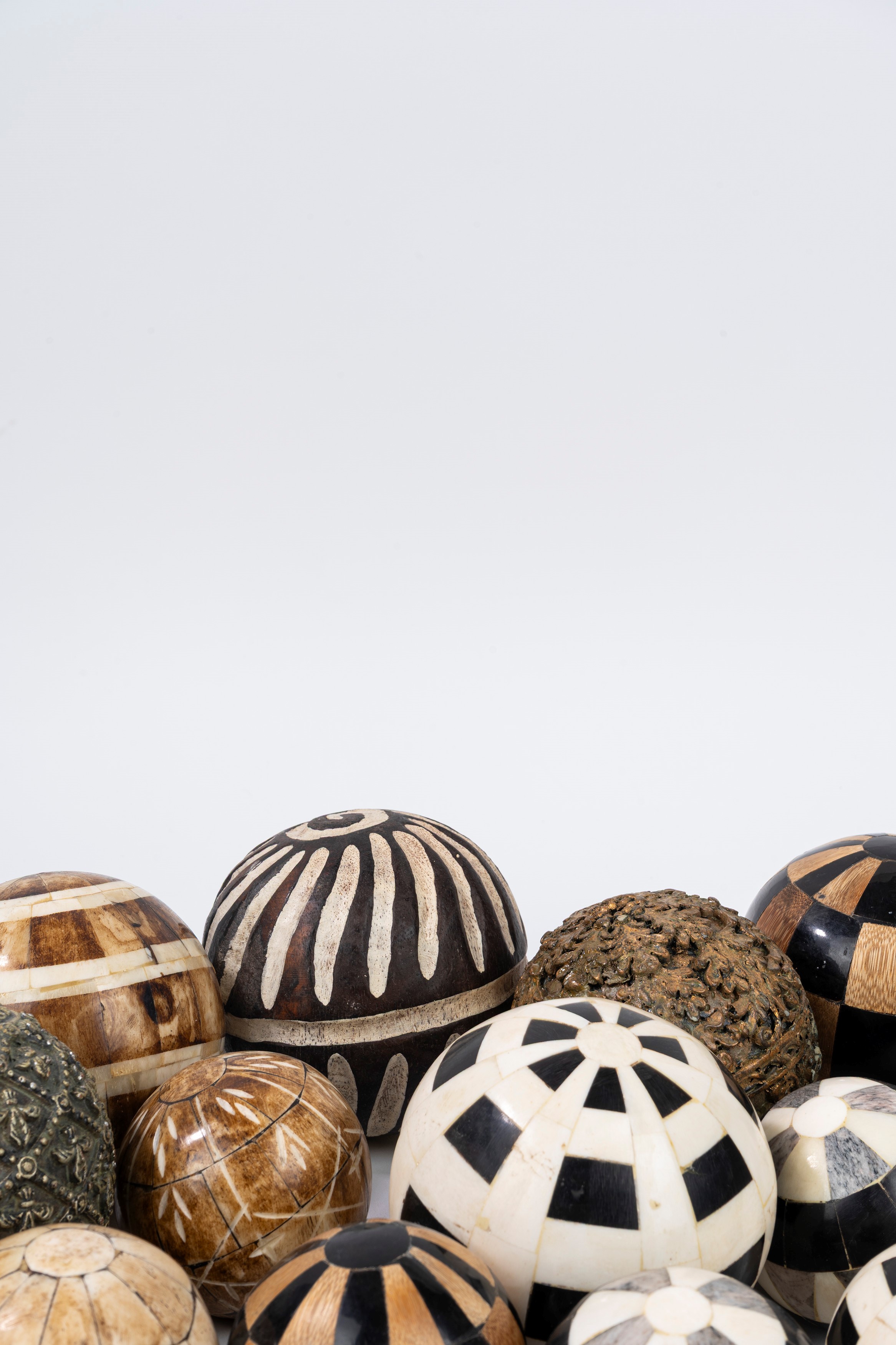 Collezione di 14 Sfere in Materiali e Misure Diversi