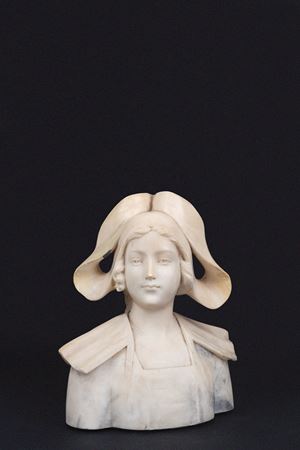Scultura in alabastro raffigurante busto di giovane donna bretone