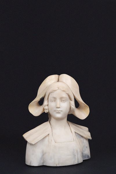 Scultura in Alabastro Raffigurante Busto di Giovane Donna Bretone