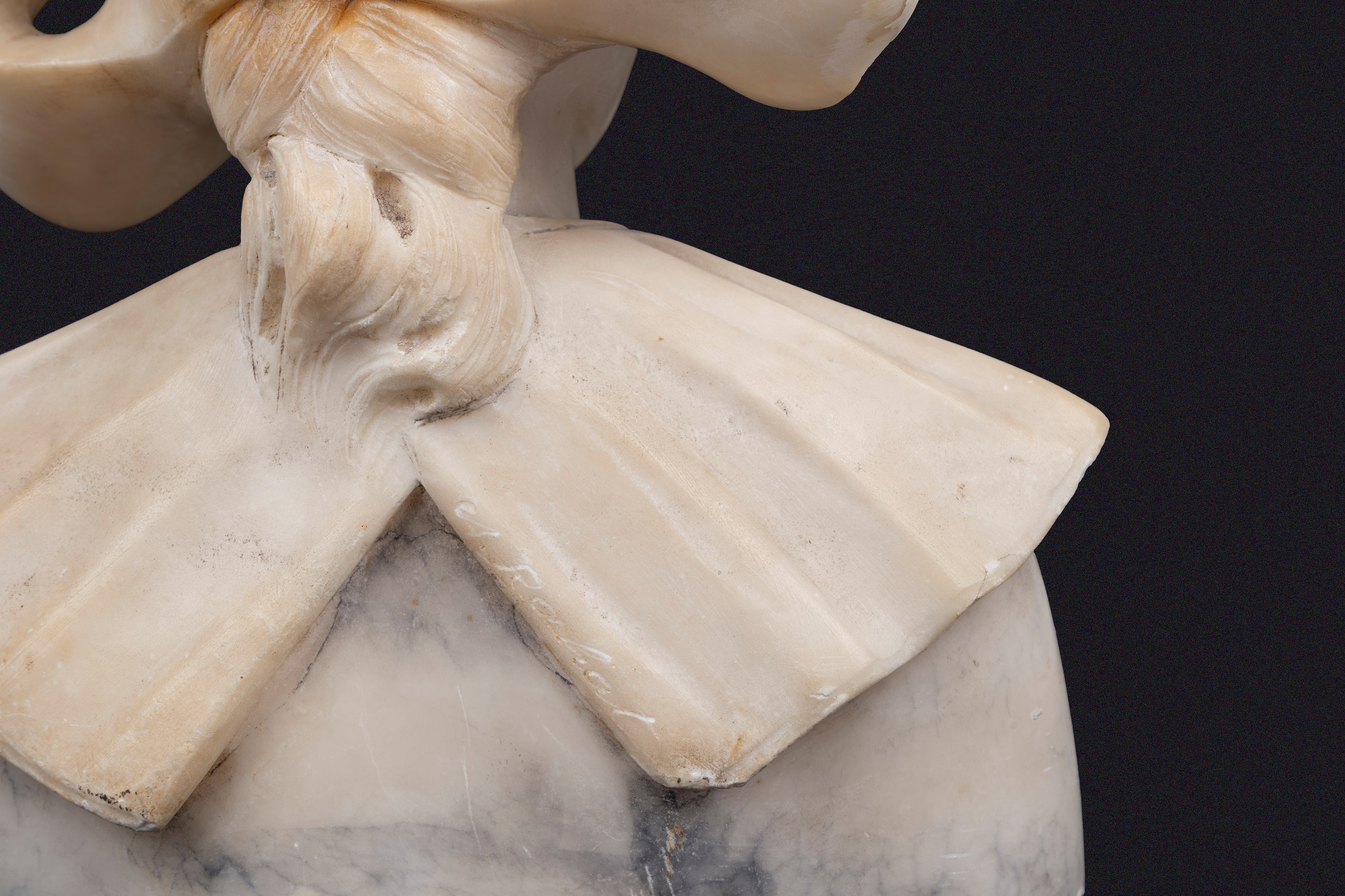 Scuola Europea, Inizi del XX Secolo - Scultura in Alabastro Raffigurante Busto di Giovane Donna B...