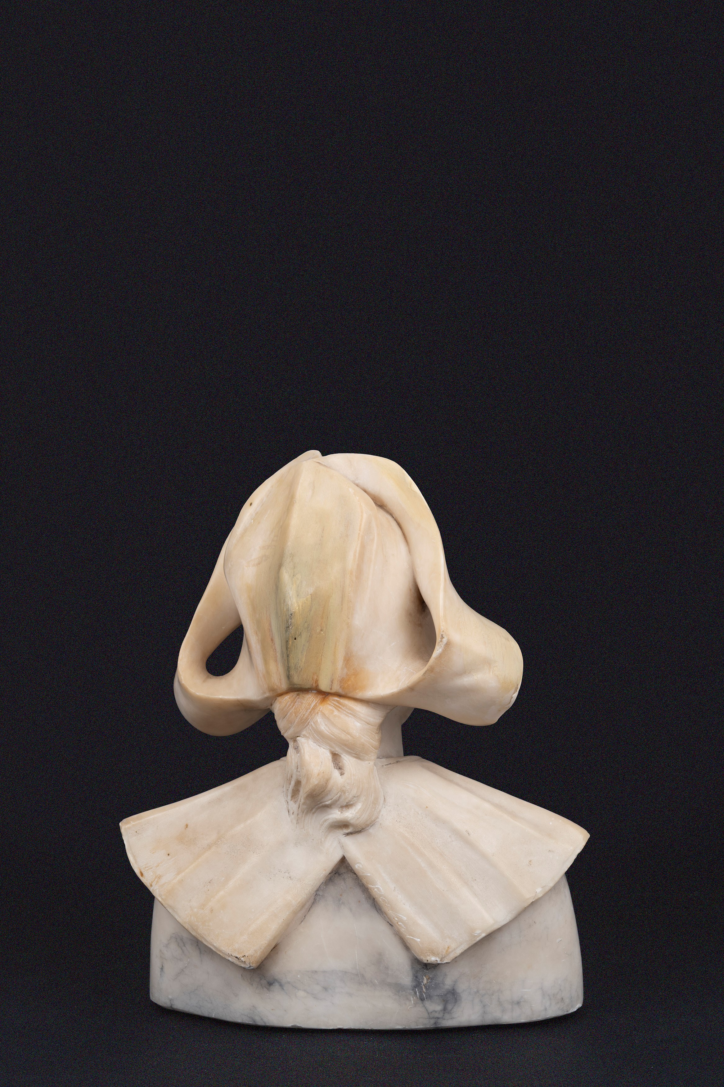Scuola Europea, Inizi del XX Secolo - Scultura in Alabastro Raffigurante Busto di Giovane Donna B...
