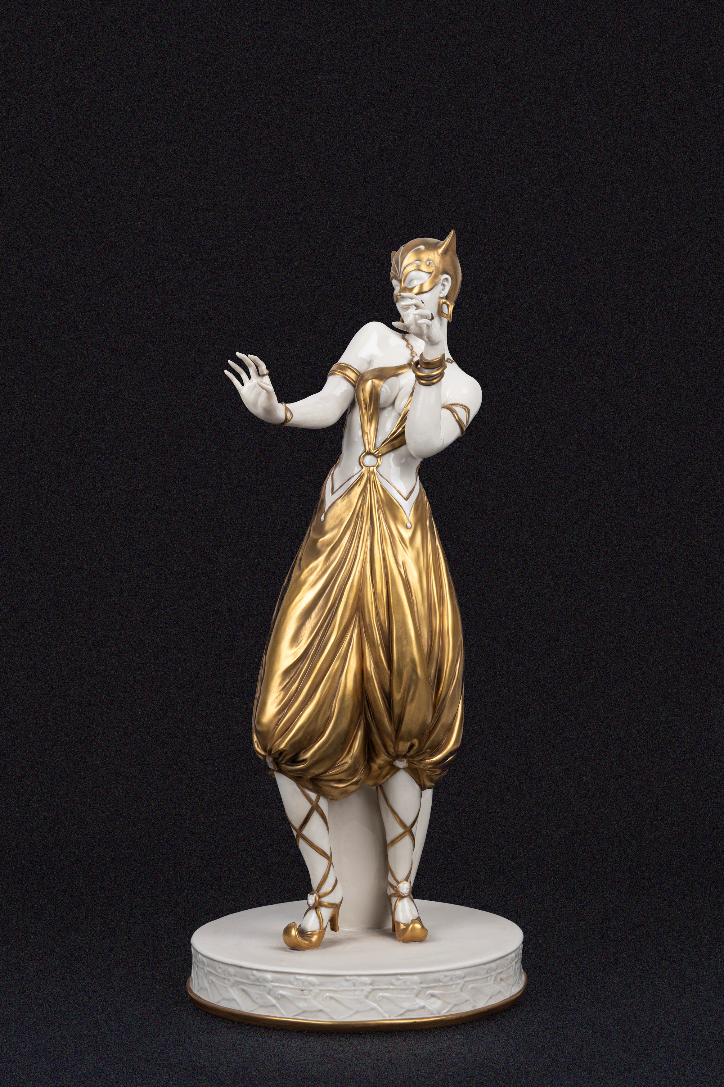 Lotto Composto da Cinque Sculture in Porcellana di Capodimonte Bianca e Oro, Raffiguranti Balleri...