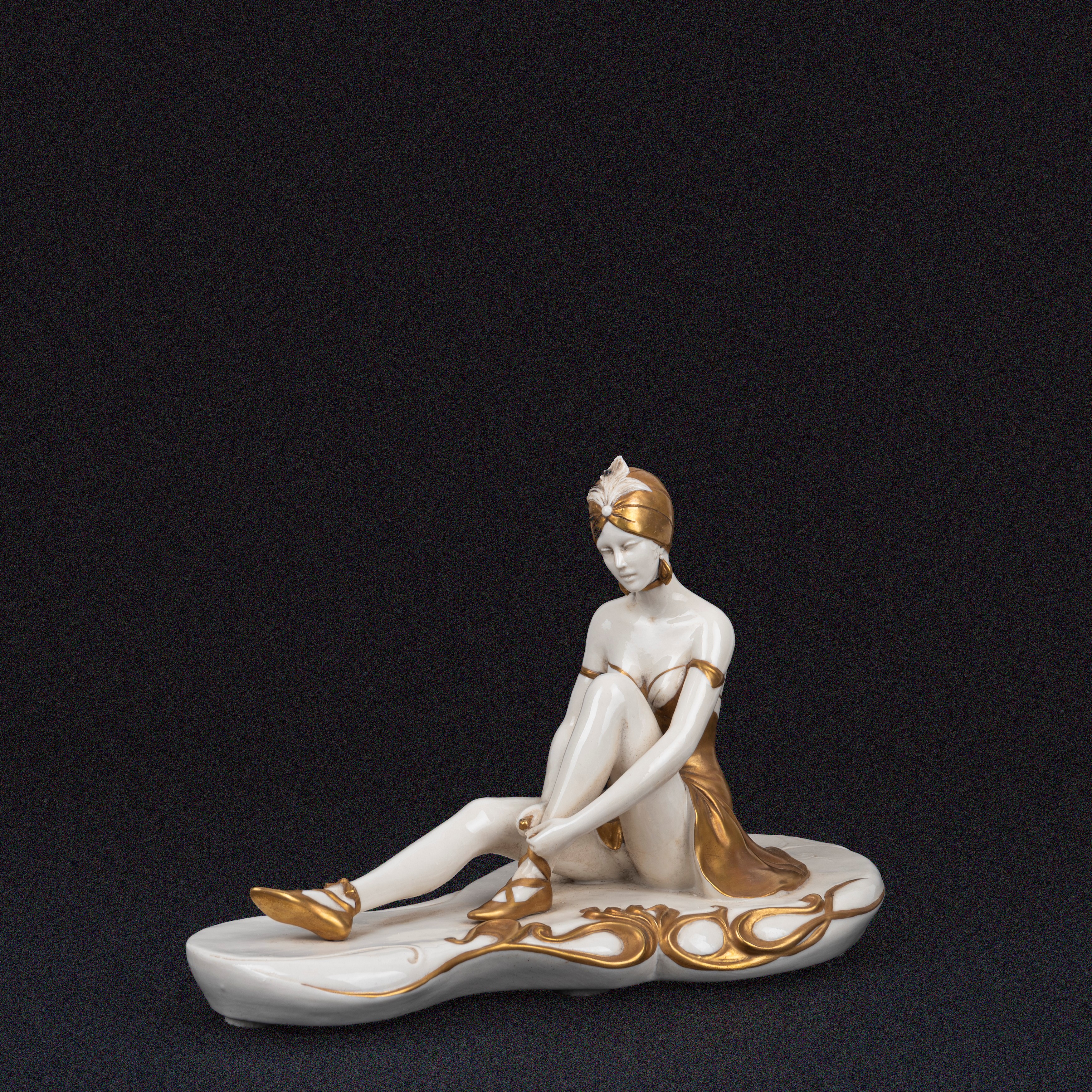 Lotto Composto da Cinque Sculture in Porcellana di Capodimonte Bianca e Oro, Raffiguranti Balleri...