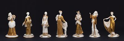 Lotto Composto da Sette Sculture in Porcellana di Capodimonte Bianca e Oro, Raffiguranti Damine