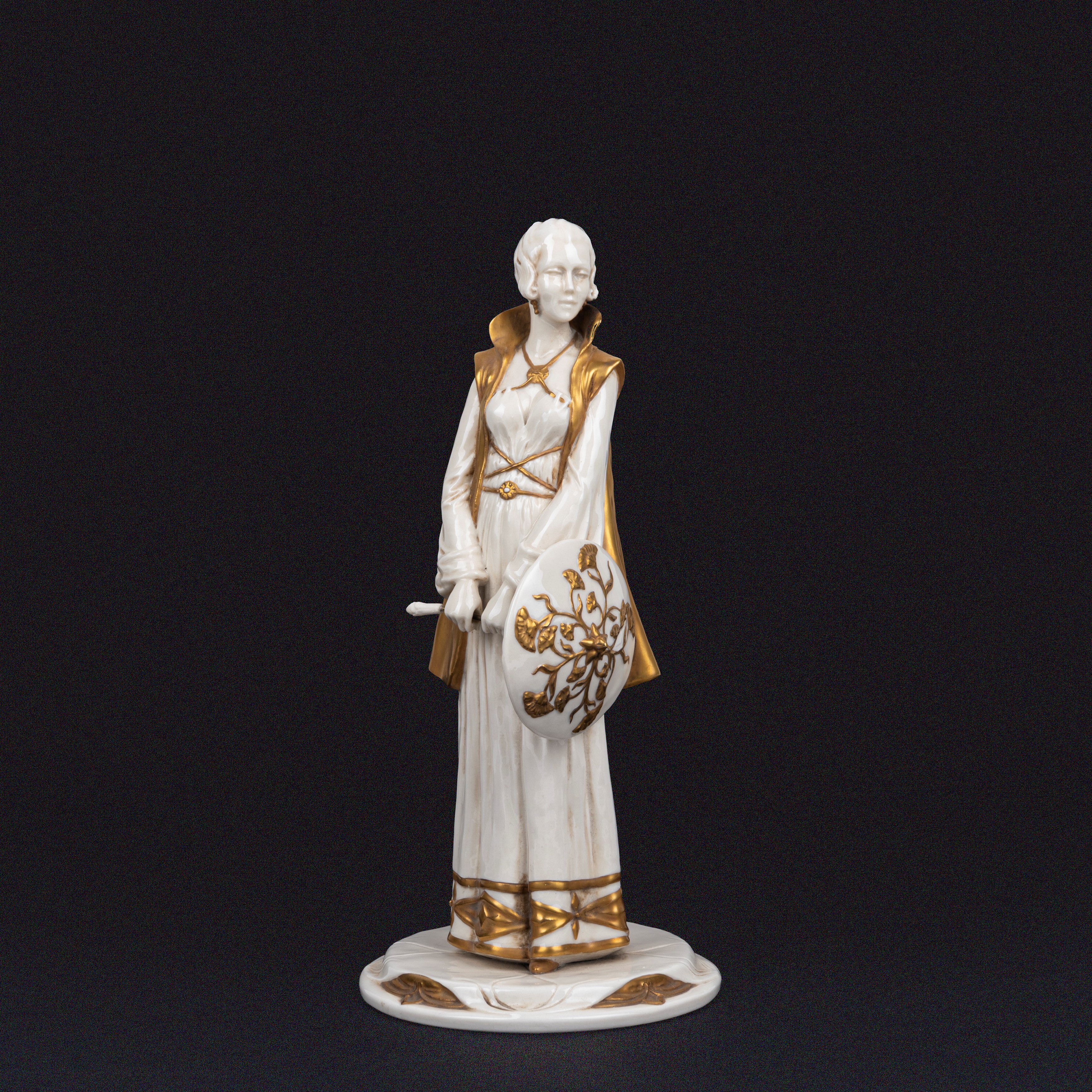 Lotto Composto da Sette Sculture in Porcellana di Capodimonte Bianca e Oro, Raffiguranti Damine