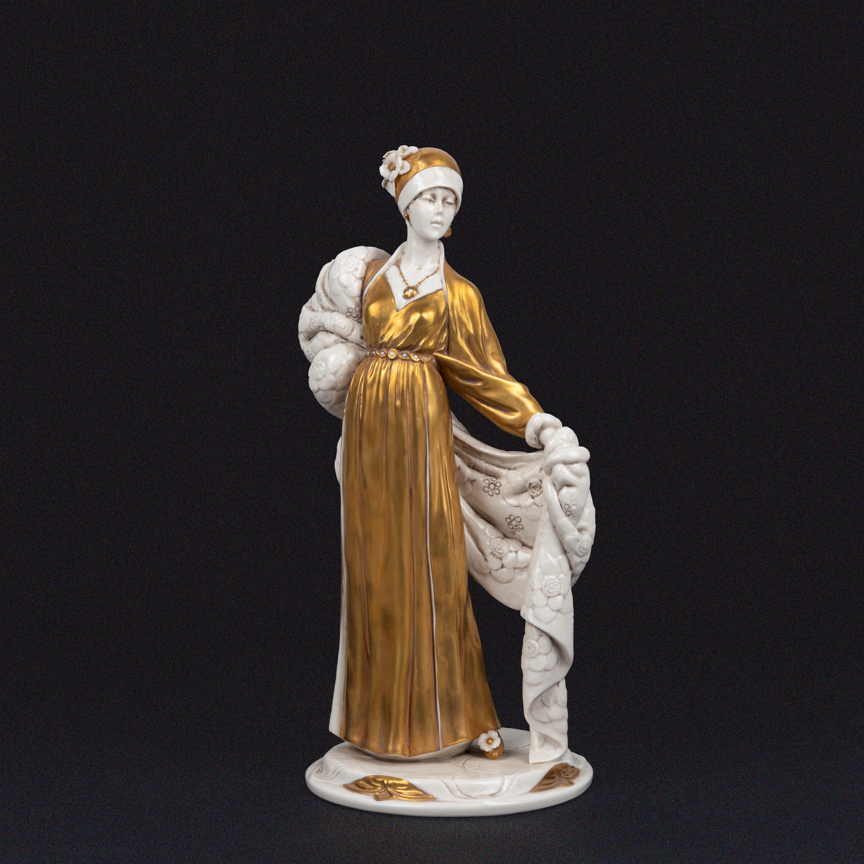 Lotto Composto da Sette Sculture in Porcellana di Capodimonte Bianca e Oro, Raffiguranti Damine