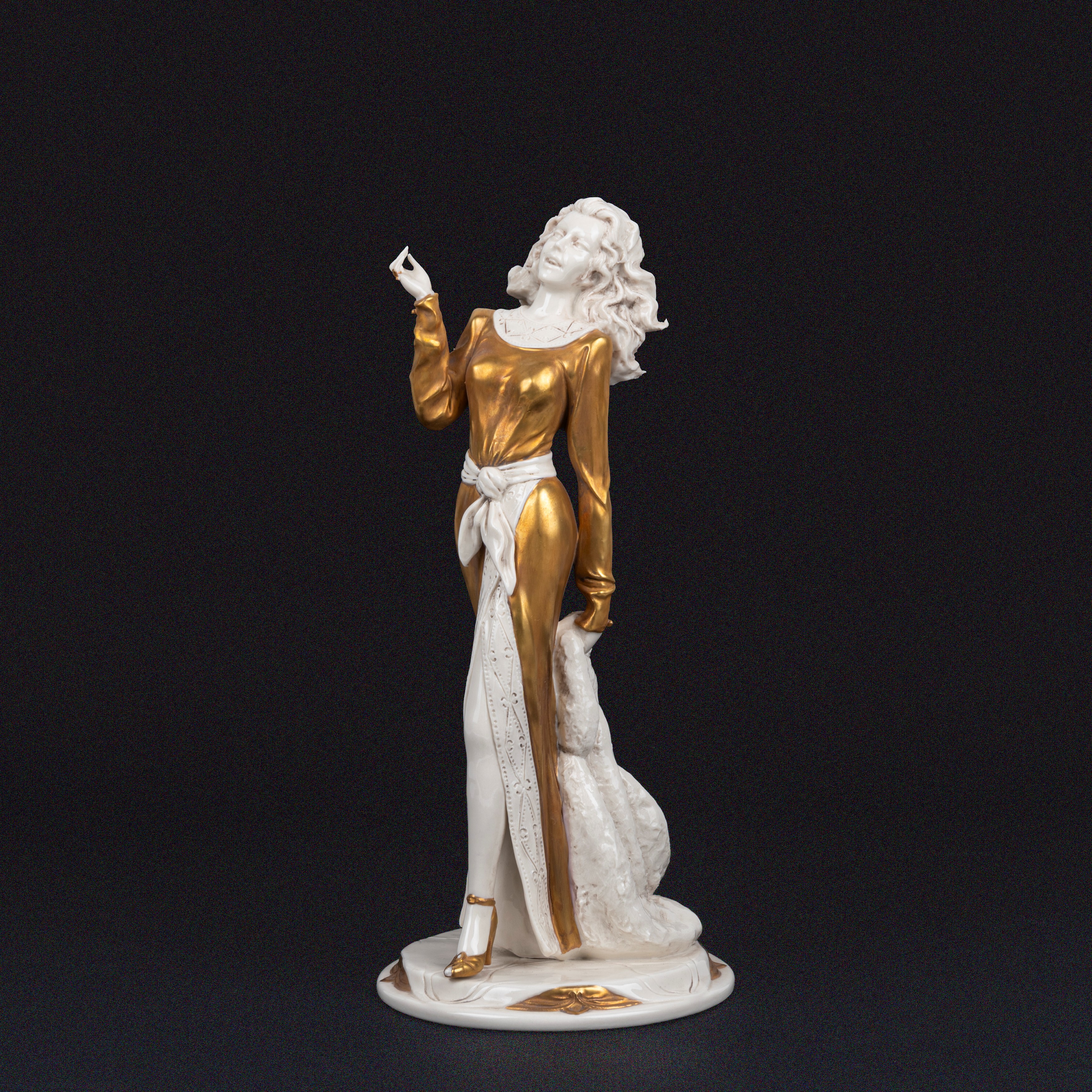 Lotto Composto da Sette Sculture in Porcellana di Capodimonte Bianca e Oro, Raffiguranti Damine