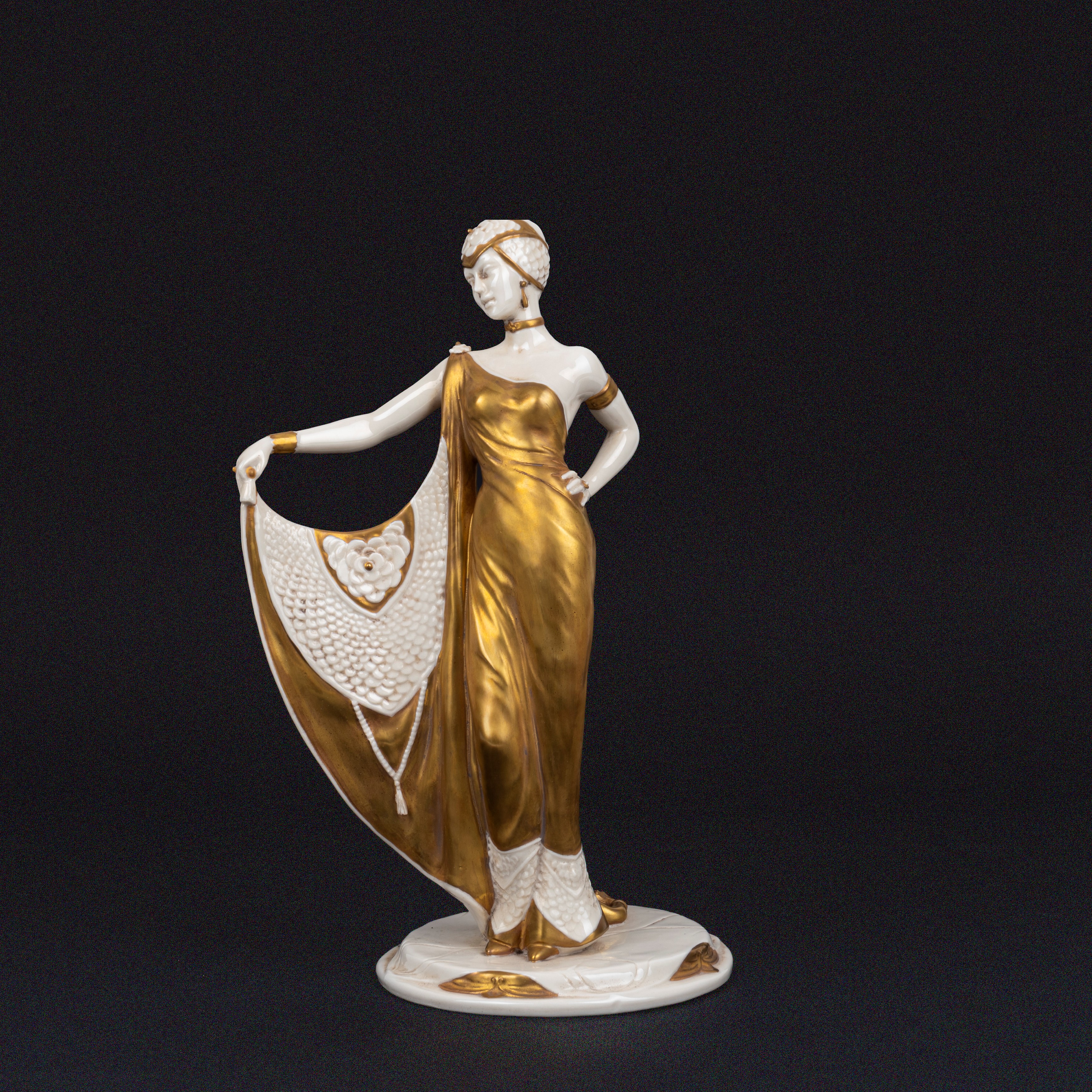 Lotto Composto da Sette Sculture in Porcellana di Capodimonte Bianca e Oro, Raffiguranti Damine