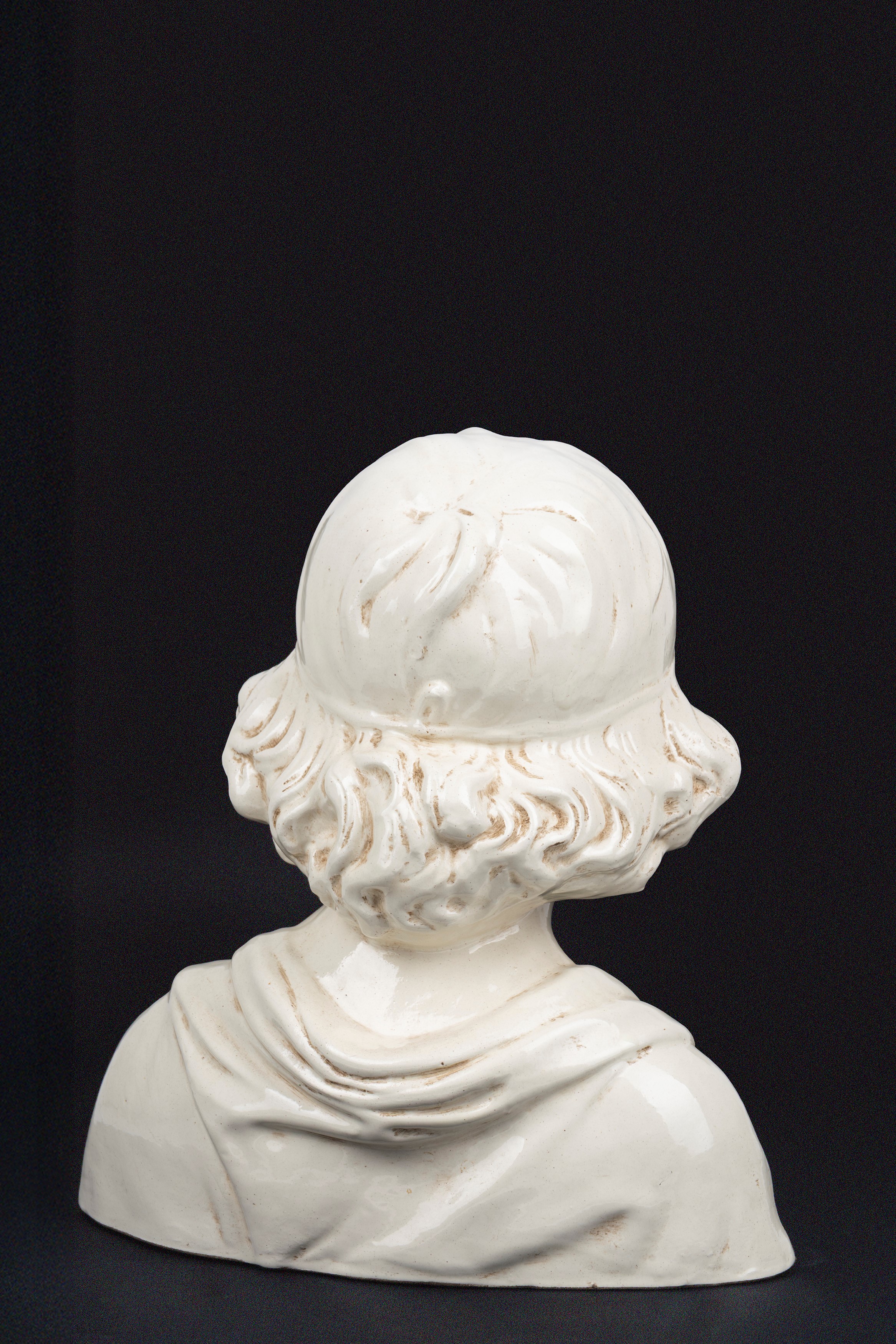 Lotto Composto da Due Sculture in Maiolica Bianca
