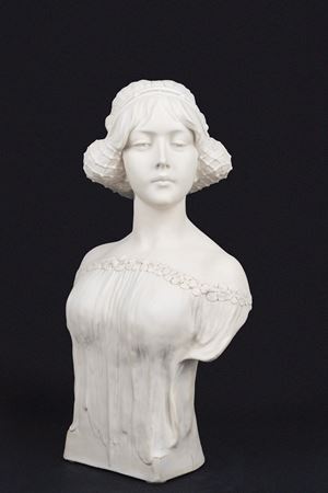 Scultura in biscuit raffigurante giovane donna in abiti rinascimentali