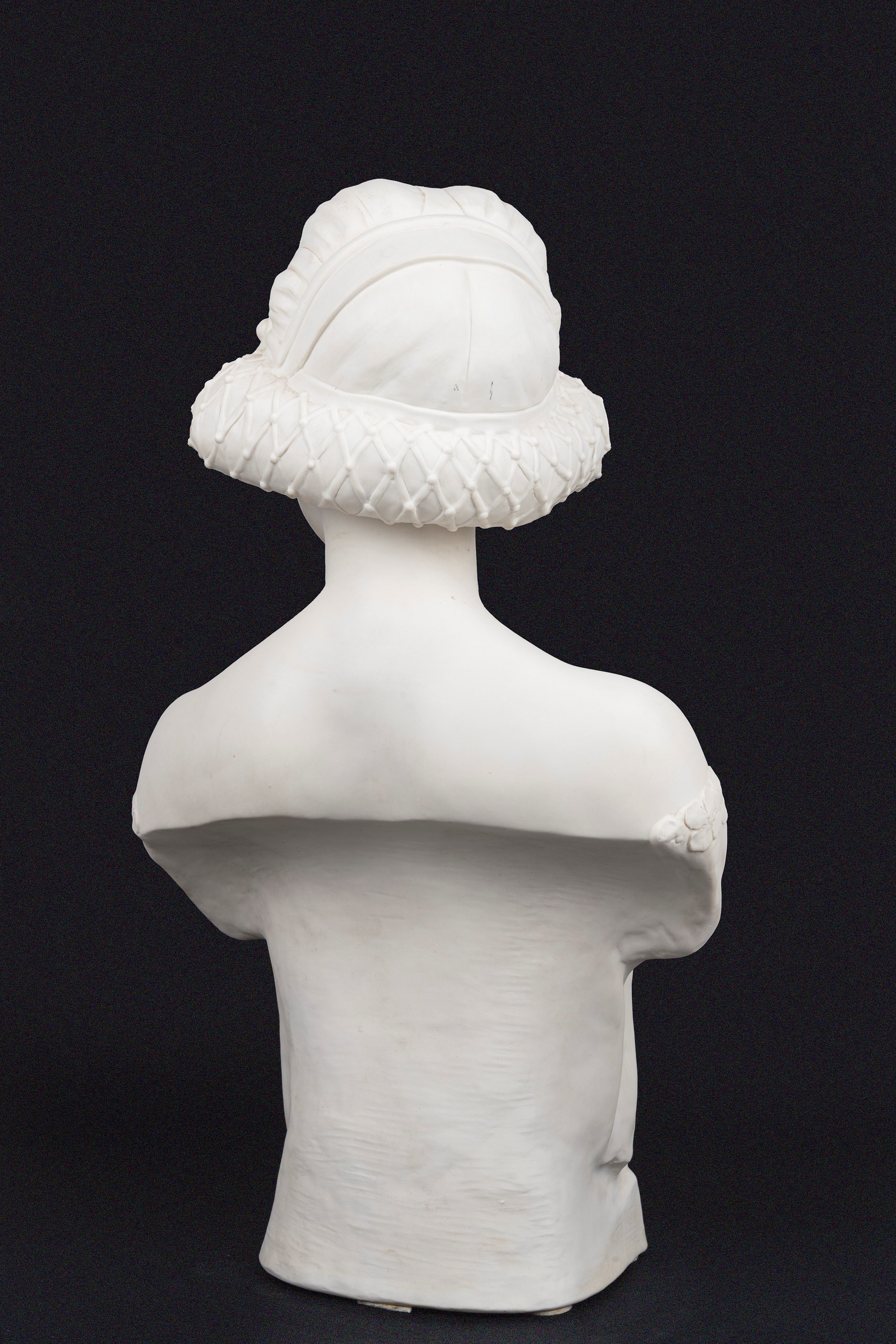 Scuola Francese, Inizi Secolo XX - Scultura in Biscuit Raffigurante Giovane Donna in Abiti Rinasc...