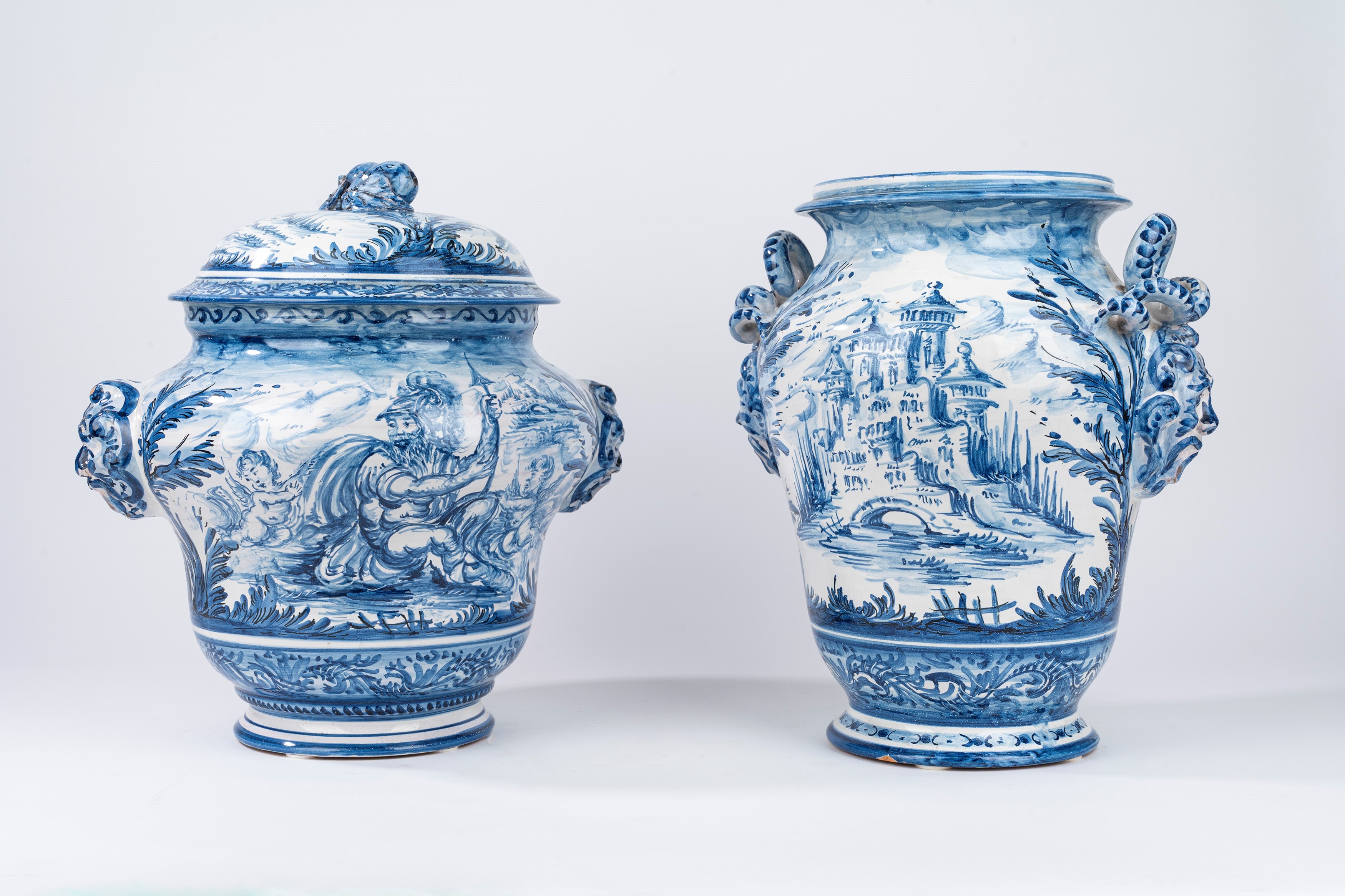 Due Grandi Vasi Istoriati in Maiolica Bianca e Blu, di Cui uno con Coperchio
