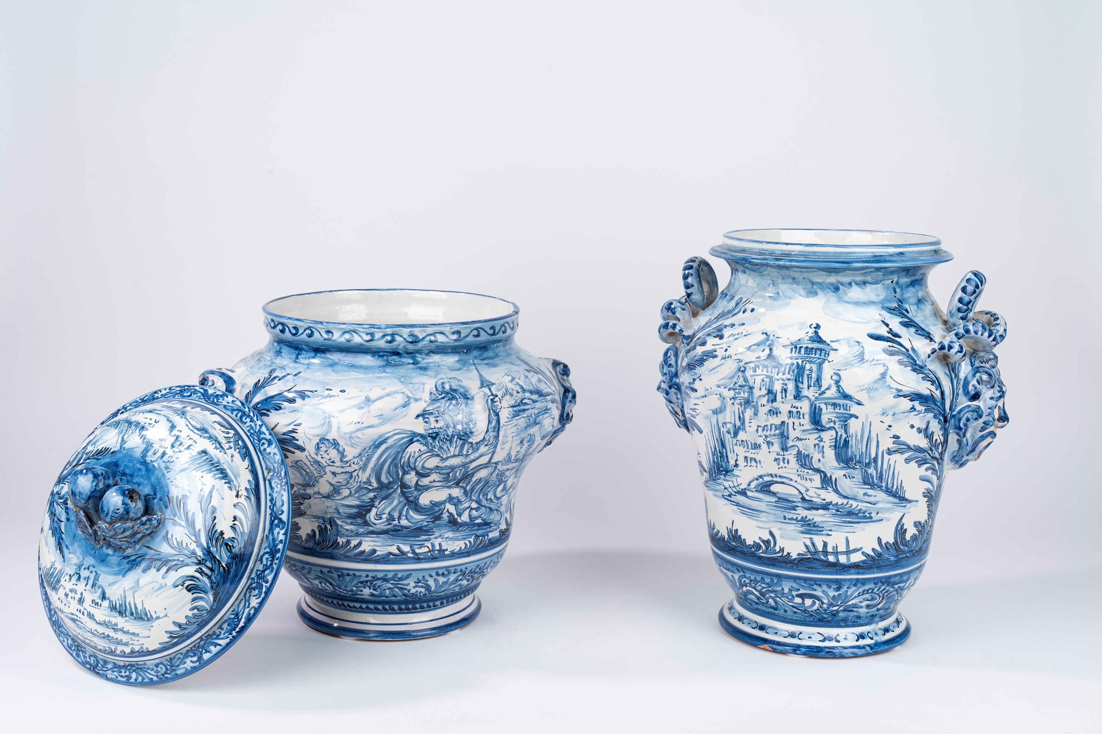 Due Grandi Vasi Istoriati in Maiolica Bianca e Blu, di Cui uno con Coperchio