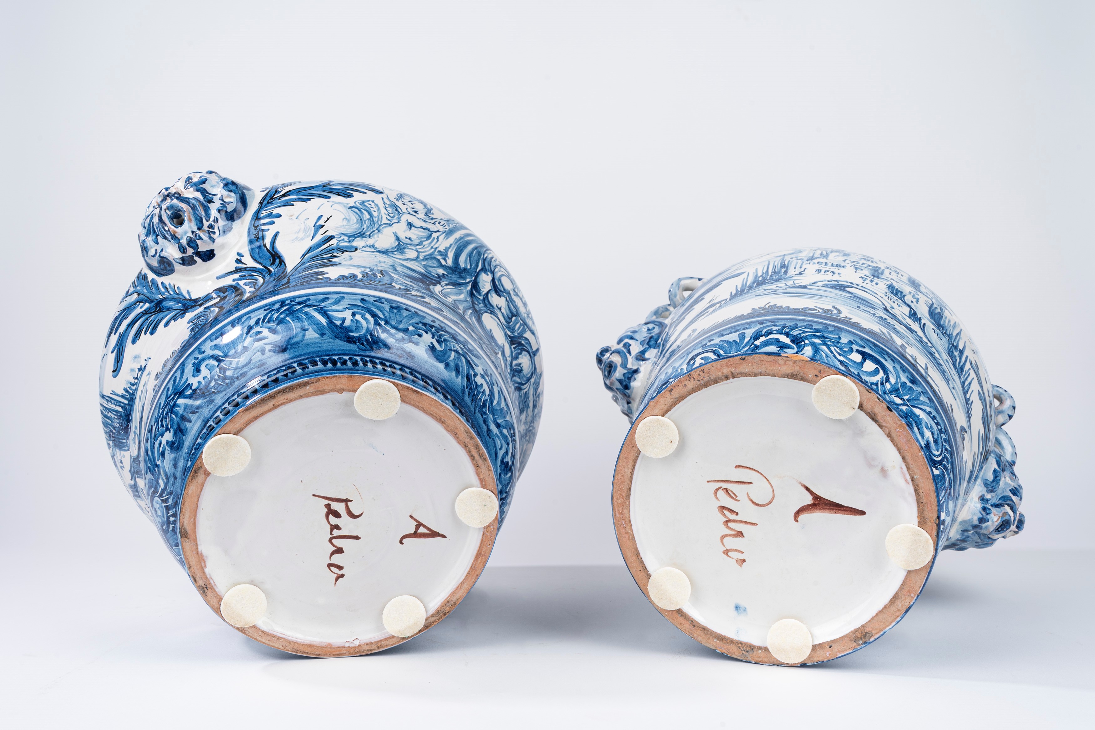 Due Grandi Vasi Istoriati in Maiolica Bianca e Blu, di Cui uno con Coperchio