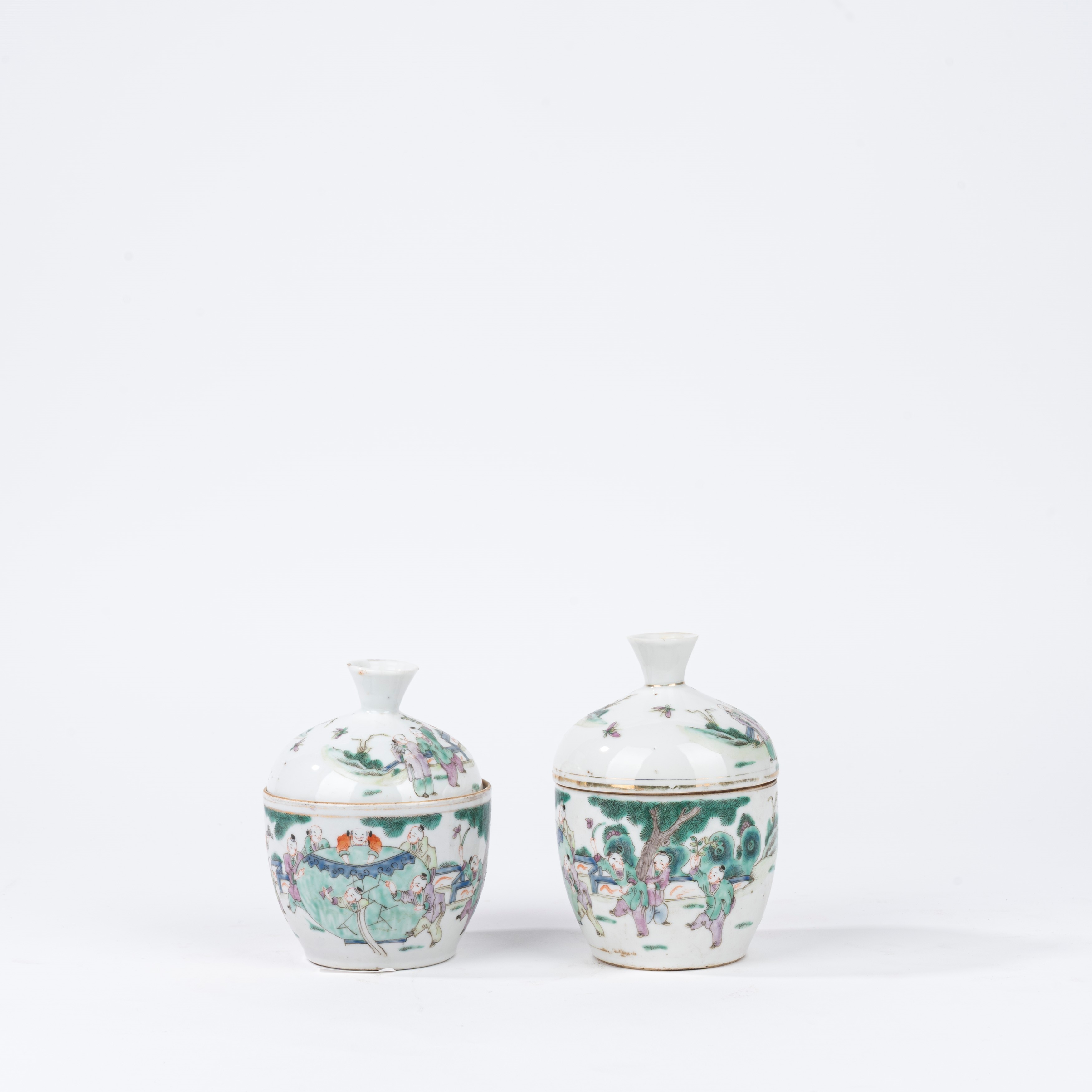 Coppia di Vasetti in Porcellana Policroma con Coperchio, Cina Inizi Secolo XX