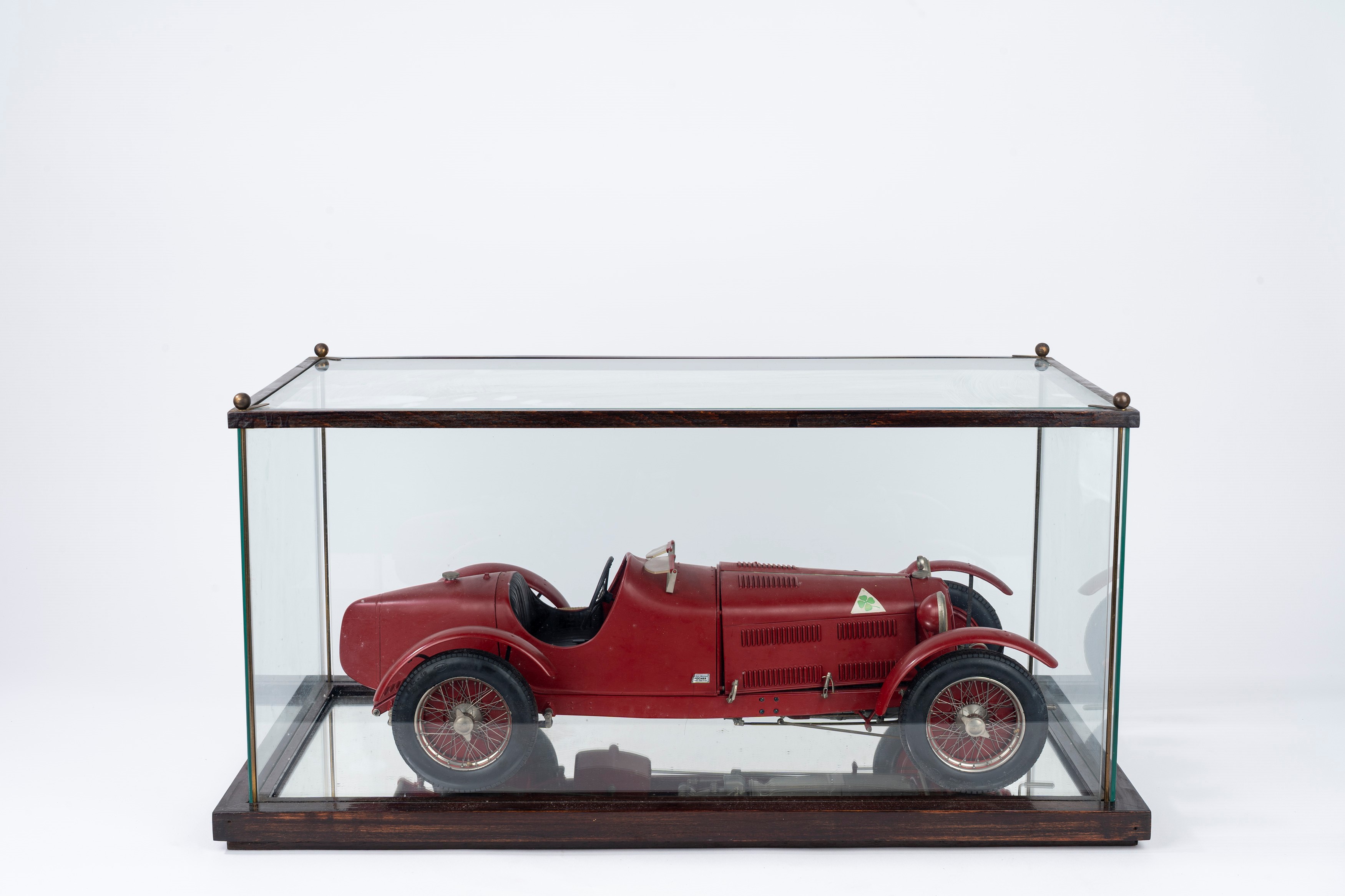 Modello di Automobile Alfa Romeo Rossa, Entro Teca in Vetro