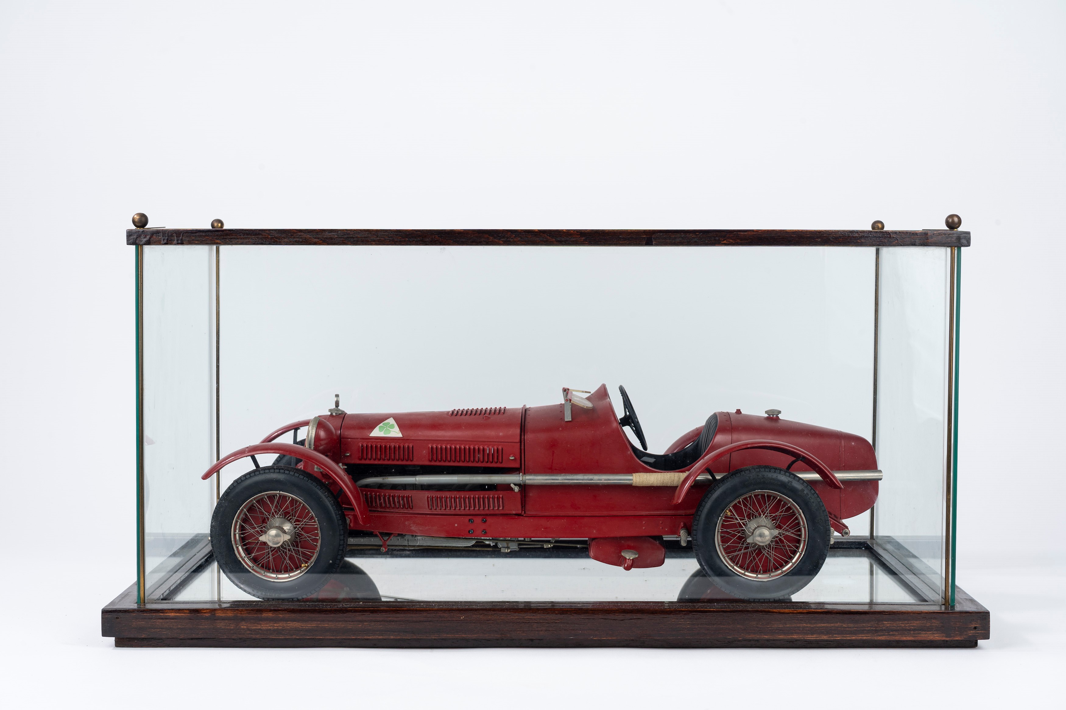 Modello di Automobile Alfa Romeo Rossa, Entro Teca in Vetro