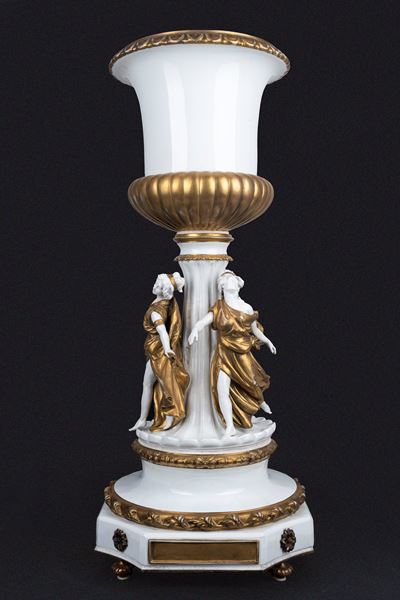 Grande Vaso in Porcellana Bianca e Oro, con Menadi Danzanti, Prima Metà Secolo XX
