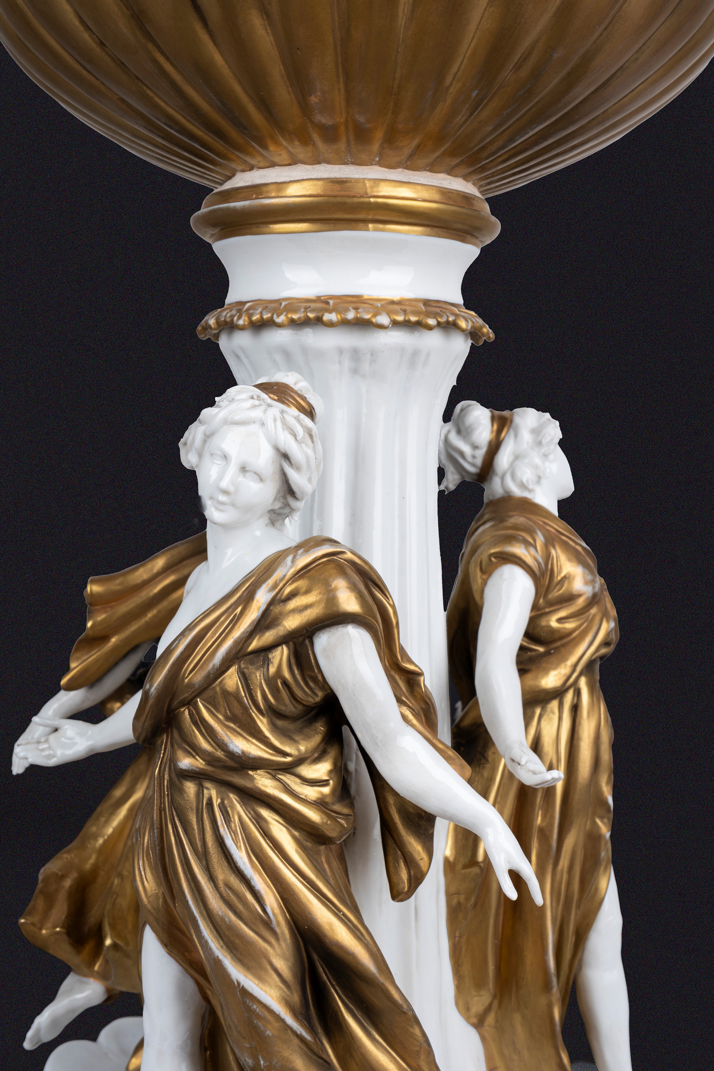 Grande Vaso in Porcellana Bianca e Oro, con Menadi Danzanti, Prima Metà Secolo XX