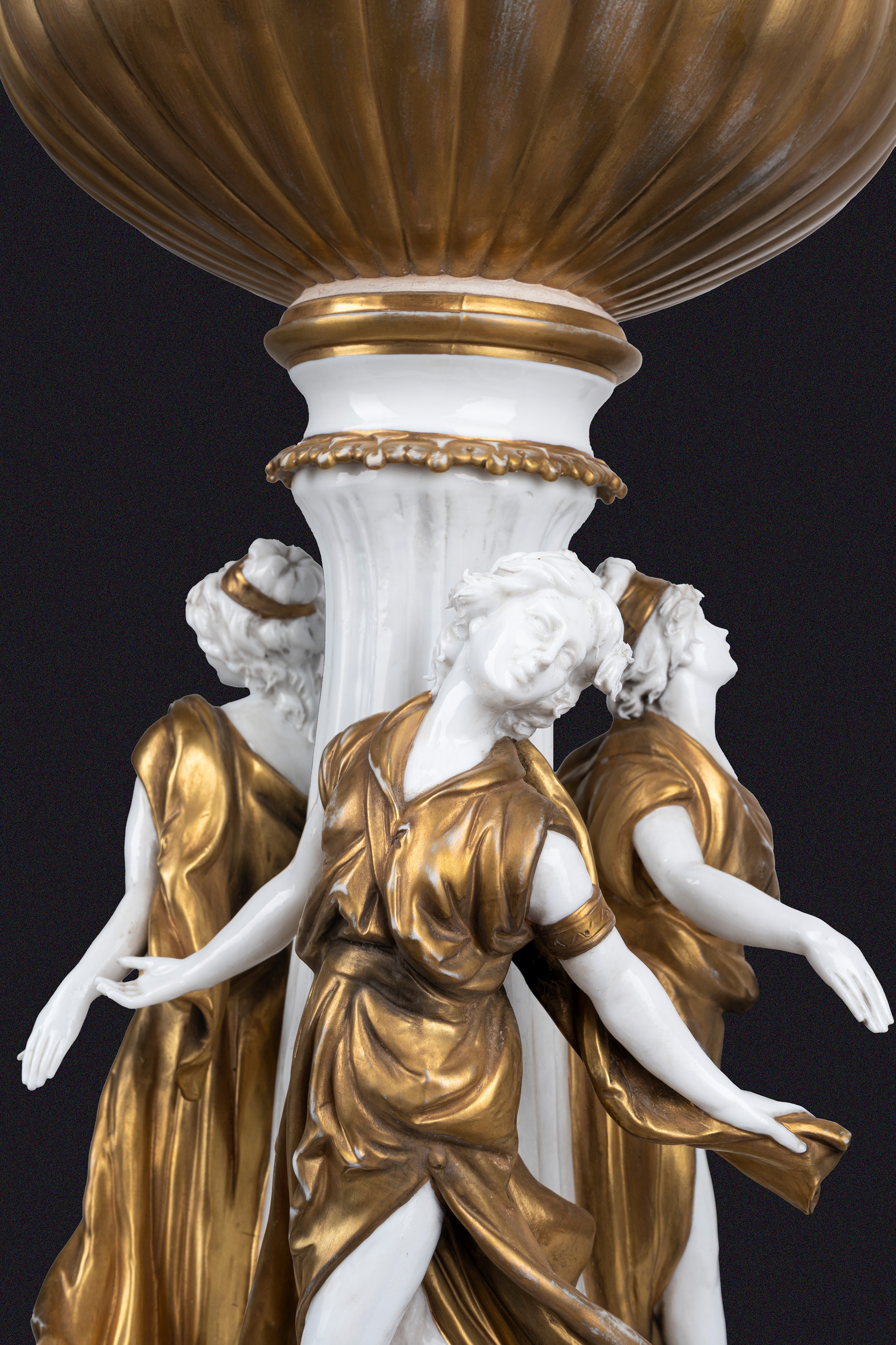 Grande Vaso in Porcellana Bianca e Oro, con Menadi Danzanti, Prima Metà Secolo XX