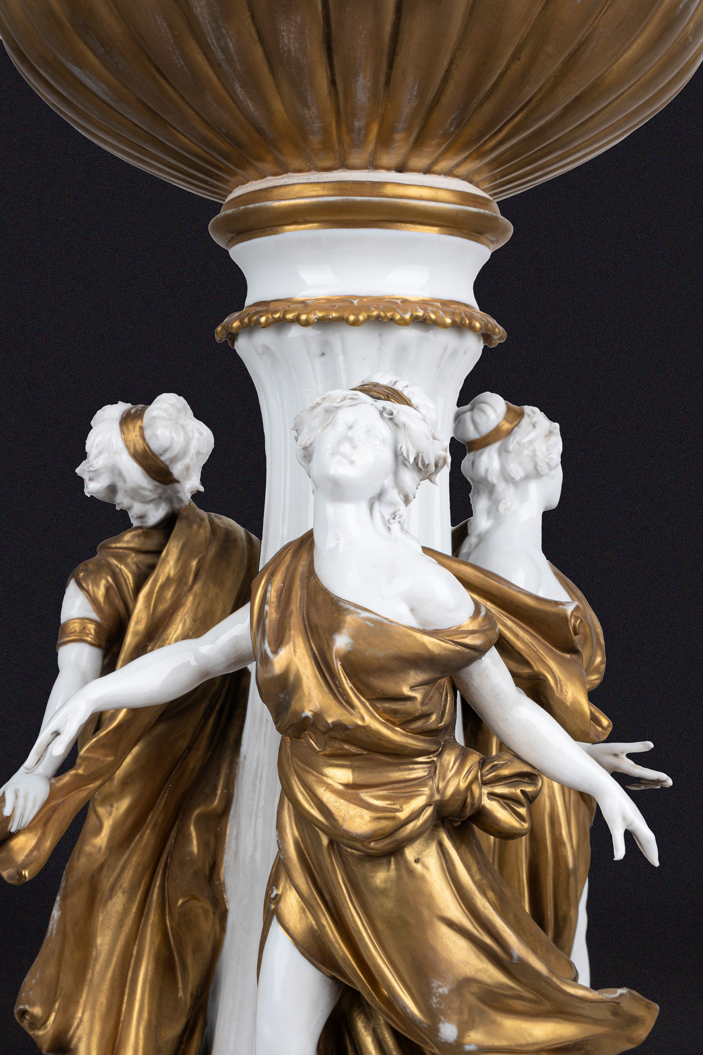 Grande Vaso in Porcellana Bianca e Oro, con Menadi Danzanti, Prima Metà Secolo XX