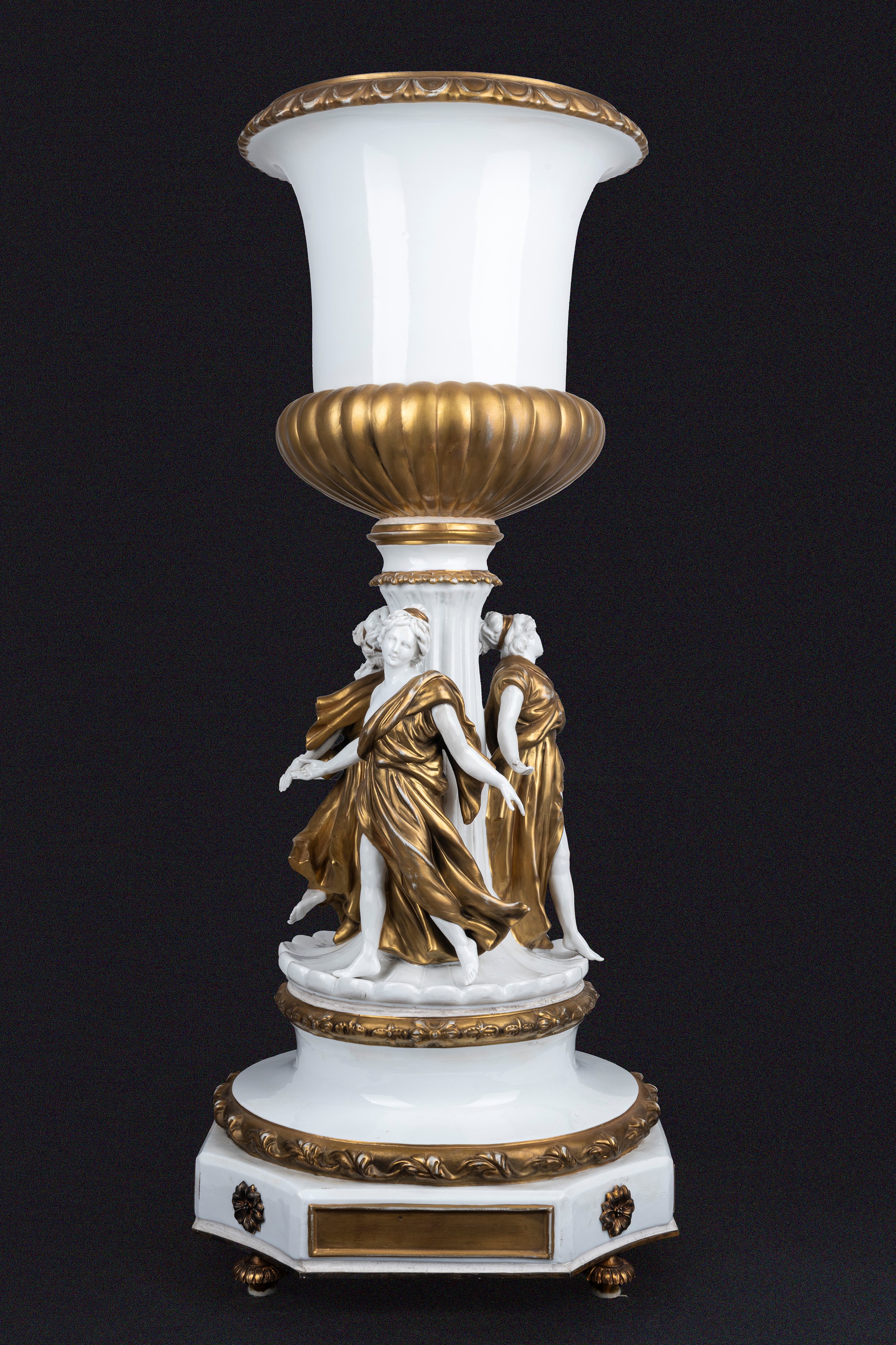 Grande Vaso in Porcellana Bianca e Oro, con Menadi Danzanti, Prima Metà Secolo XX