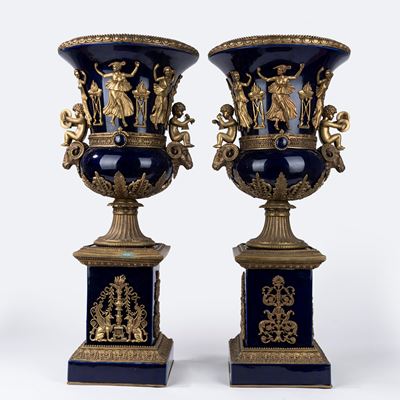 Coppia di Grandi Vasi in Porcellana Blu con Applicazioni in Bronzo Dorato, Prima Metà del XX Seco...
