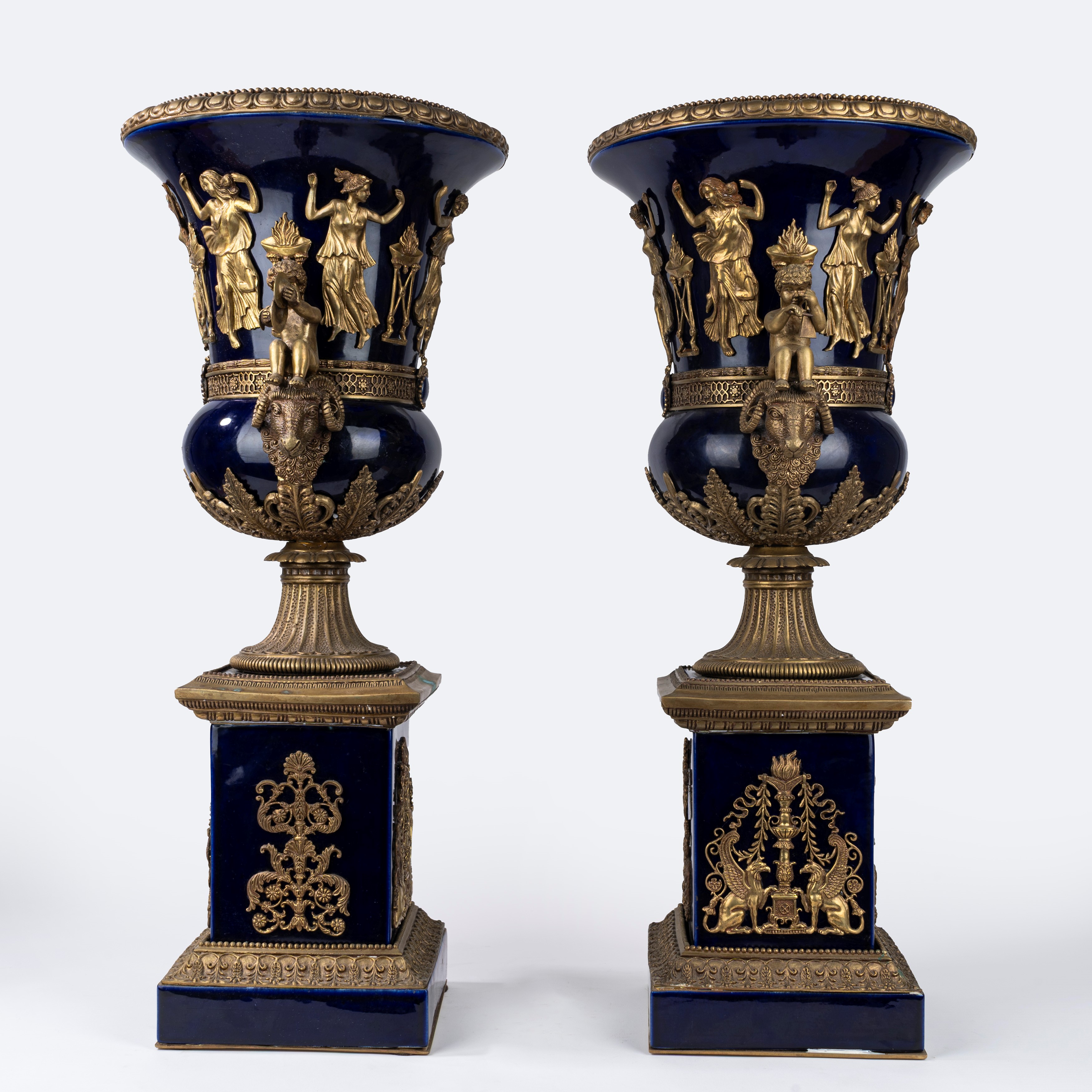 Coppia di Grandi Vasi in Porcellana Blu con Applicazioni in Bronzo Dorato, Prima Metà del XX Seco...
