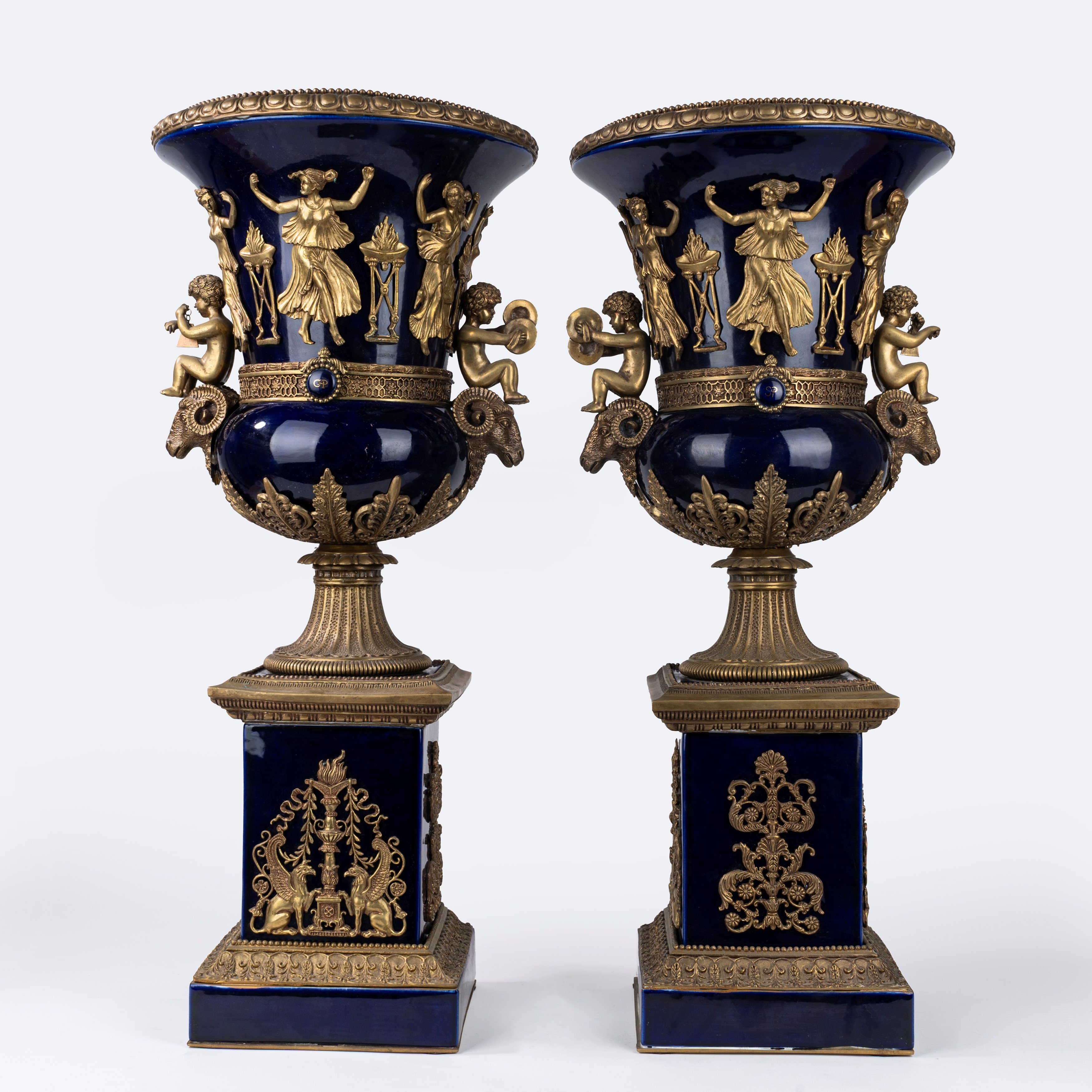 Coppia di Grandi Vasi in Porcellana Blu con Applicazioni in Bronzo Dorato, Prima Metà del XX Seco...