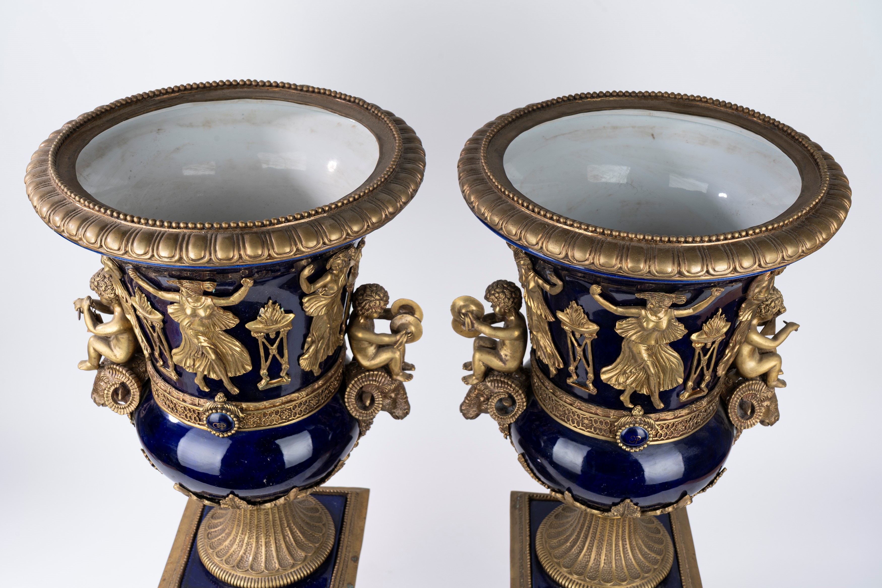 Coppia di Grandi Vasi in Porcellana Blu con Applicazioni in Bronzo Dorato, Prima Metà del XX Seco...