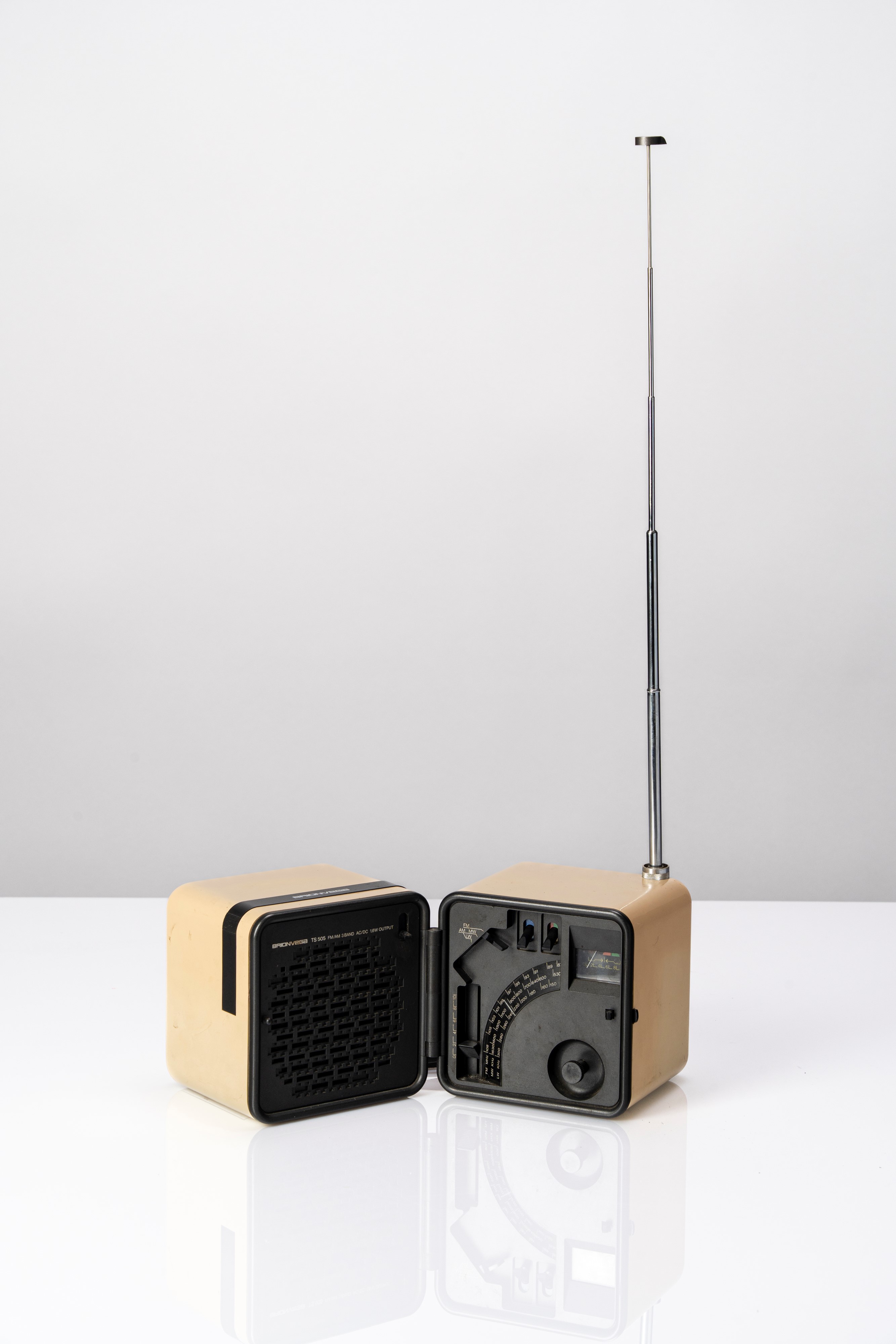 Richard Sapper, Marzo Zanuso - Radiocubo modello no. 'TS502', 1964, ABS e metallo cromato