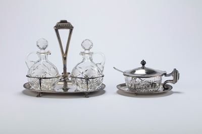 Oliera e formaggiera in argento con boccette in cristallo molato, Italia metà XX secolo