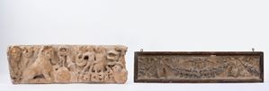 Bassorilievo raffigurante fregio architettonico con testa di Medusa e festone di frutta, montato su telaio ligneo, e fregio architettonico con leoni e tritoni