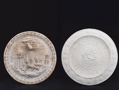 Coppia di Tondi a Bassorilievo in Gesso, uno Raffigurante il Paradiso Terrestre, dalla Basilica d...
