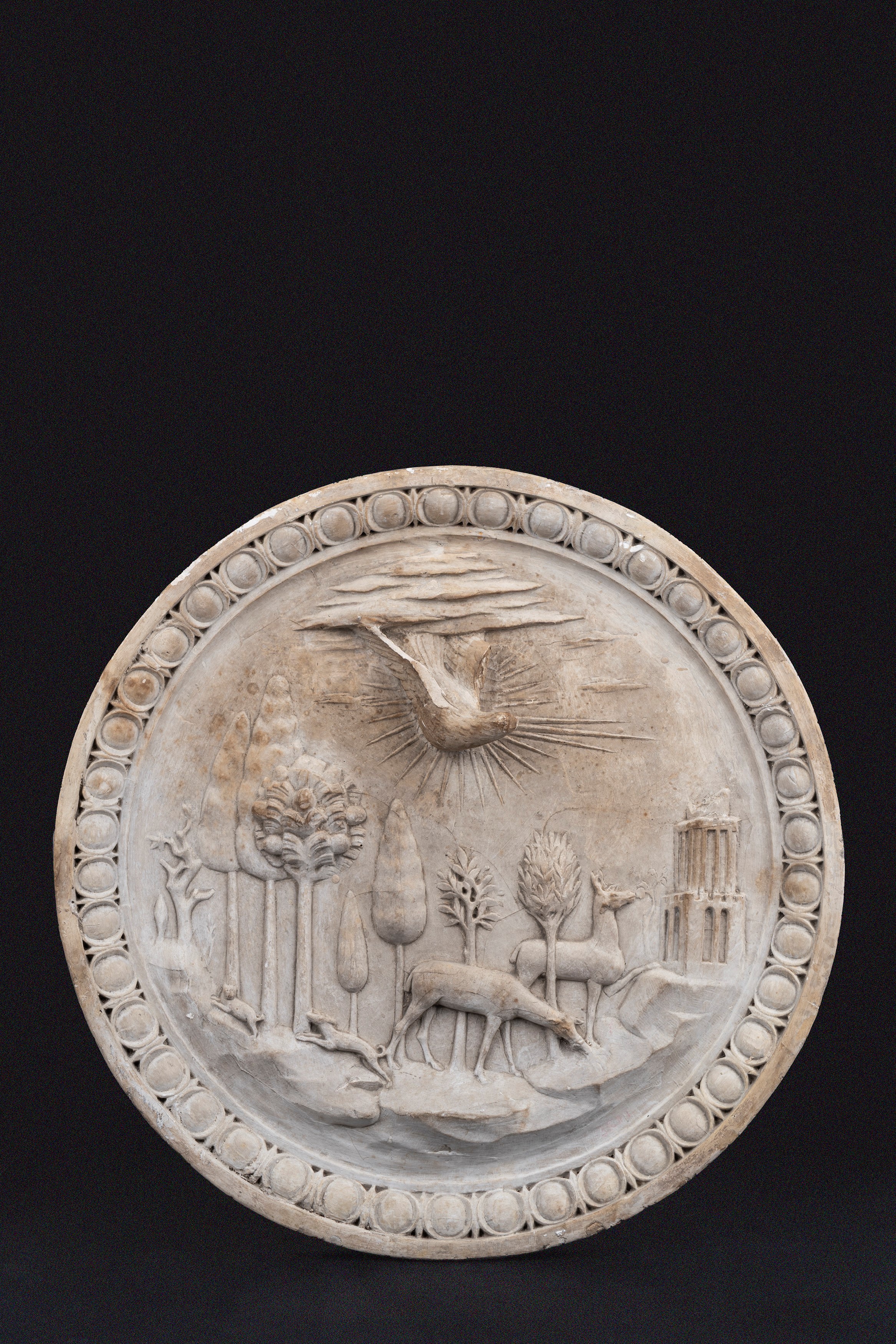 Coppia di Tondi a Bassorilievo in Gesso, uno Raffigurante il Paradiso Terrestre, dalla Basilica d...