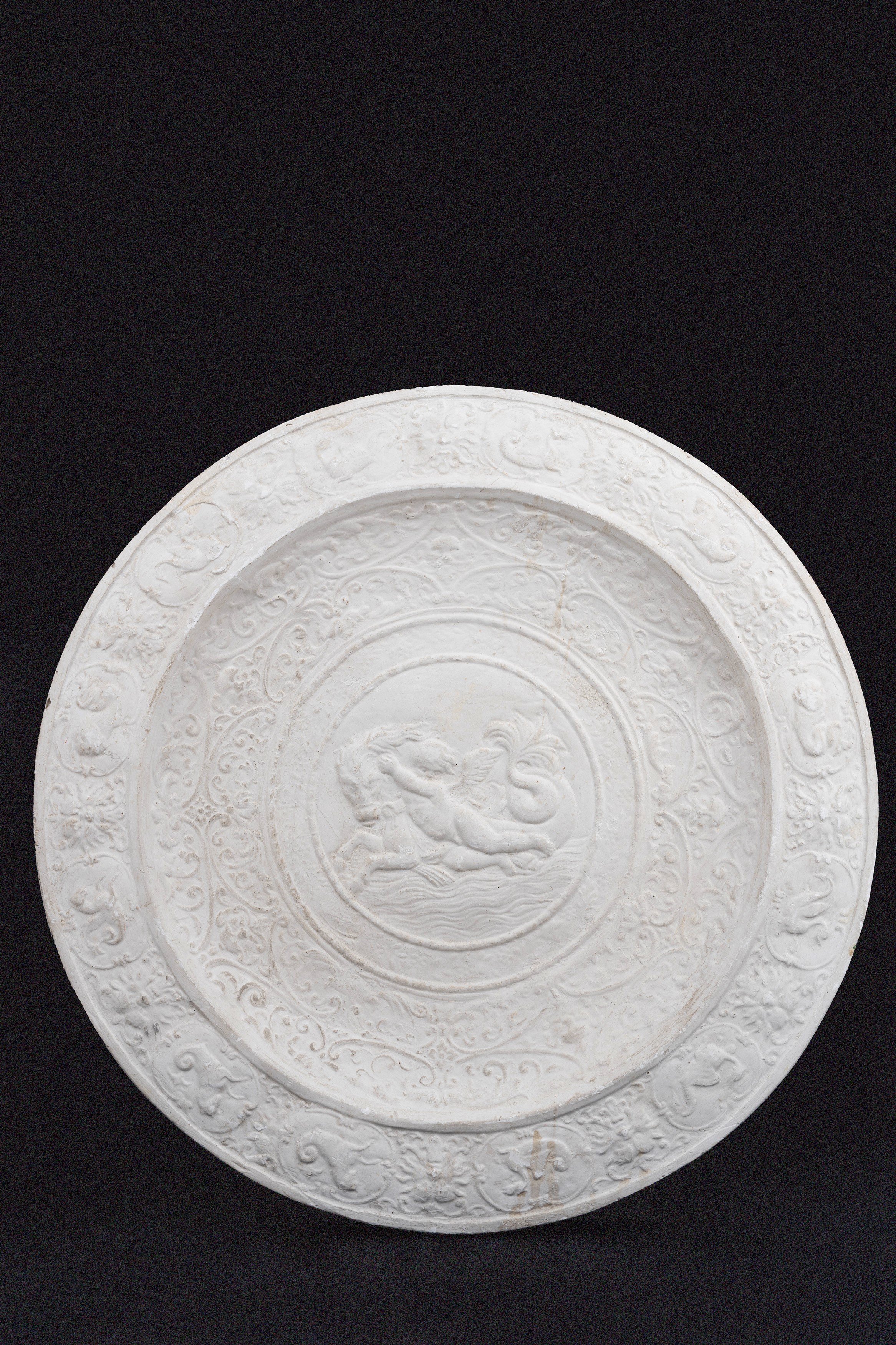 Coppia di Tondi a Bassorilievo in Gesso, uno Raffigurante il Paradiso Terrestre, dalla Basilica d...