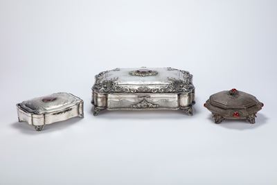 Italia, Tre cofanetti portagioie in argento con decorazione sbalzata e pietra dura
