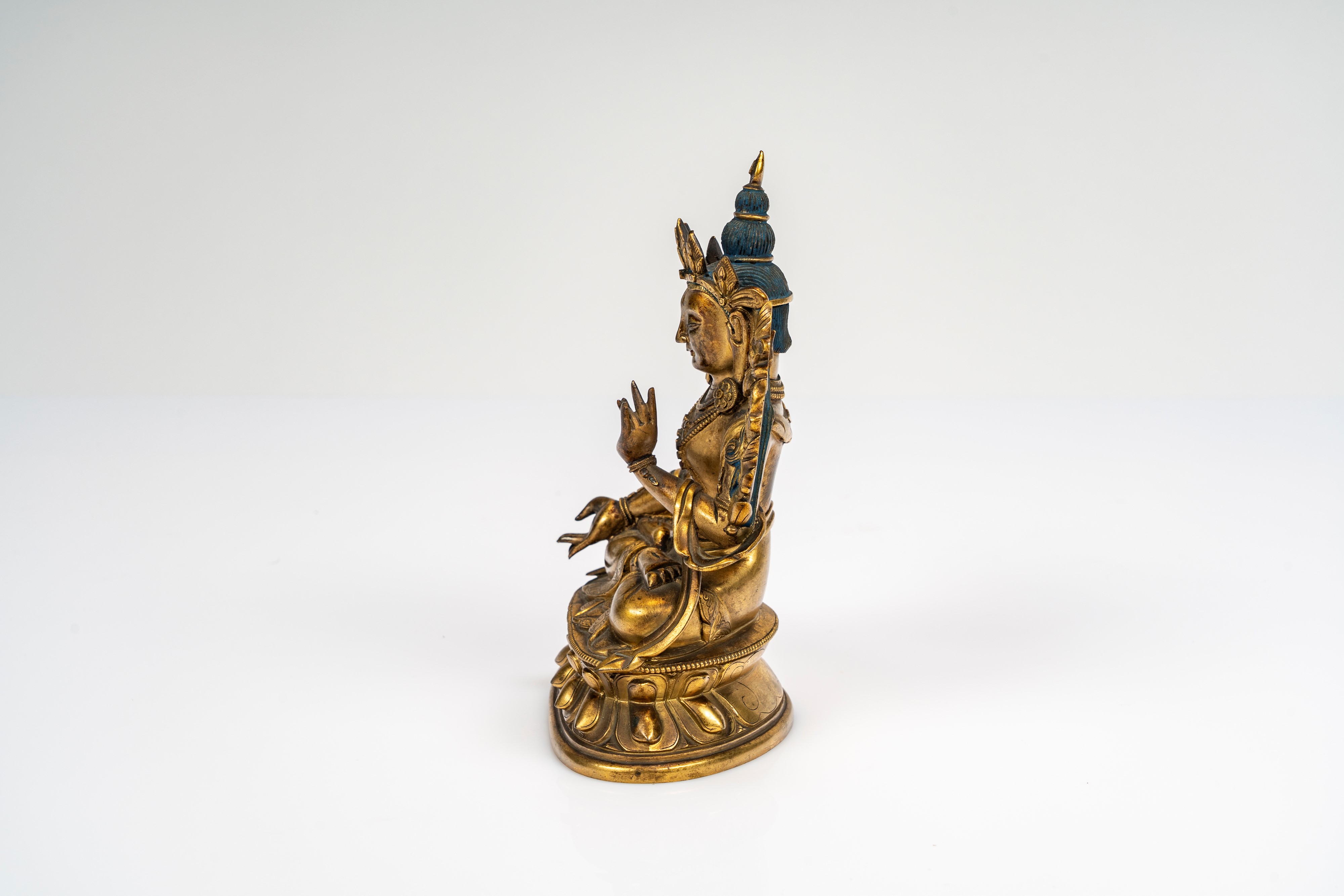 Scultura in bronzo dorato, finemente cesellata e con tracce di colore, raffigurante Tara Verde. C...