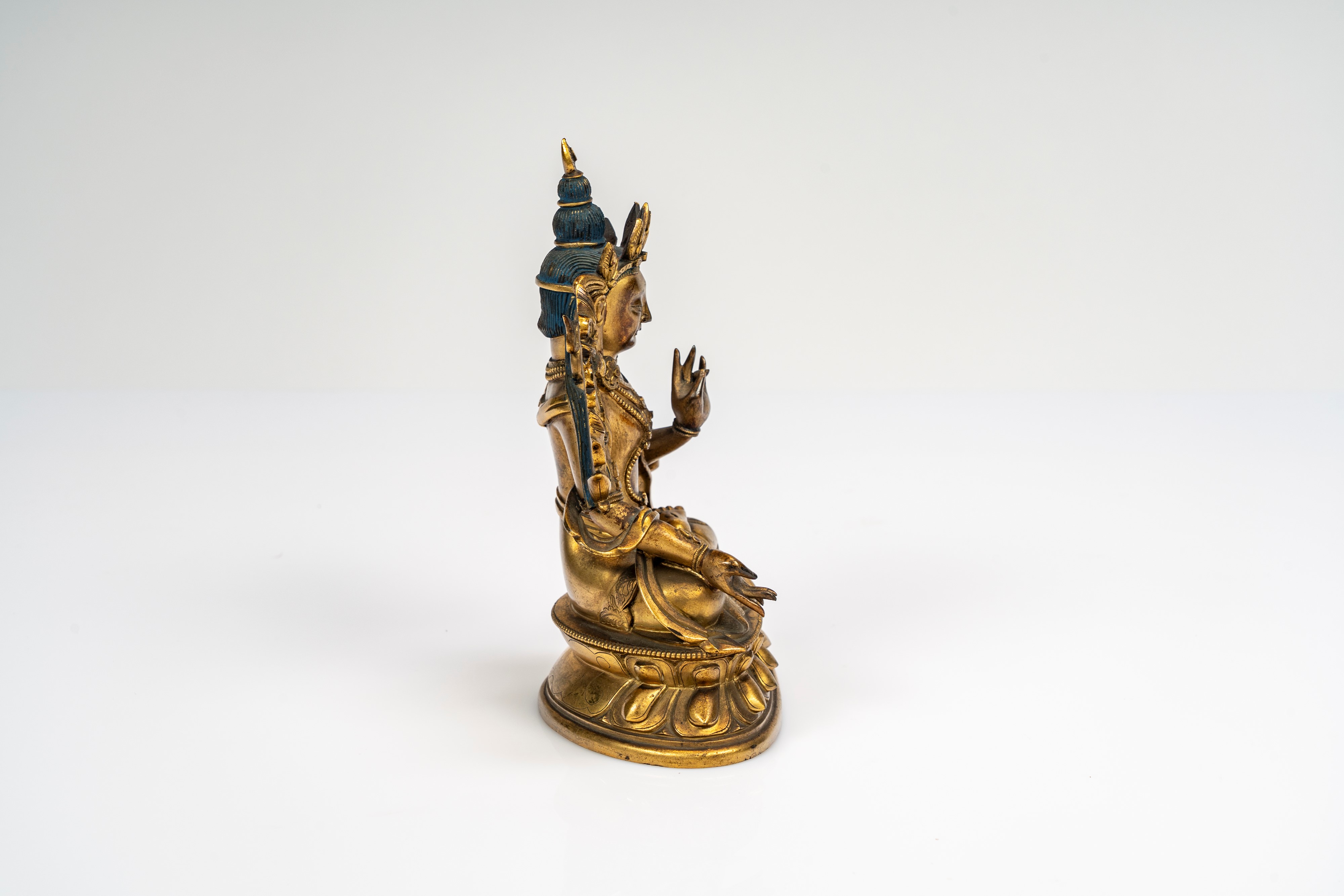 Scultura in bronzo dorato, finemente cesellata e con tracce di colore, raffigurante Tara Verde. C...