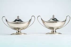 Coppia di salsiere biansate con coperchio in argento 925. Londra, 1787