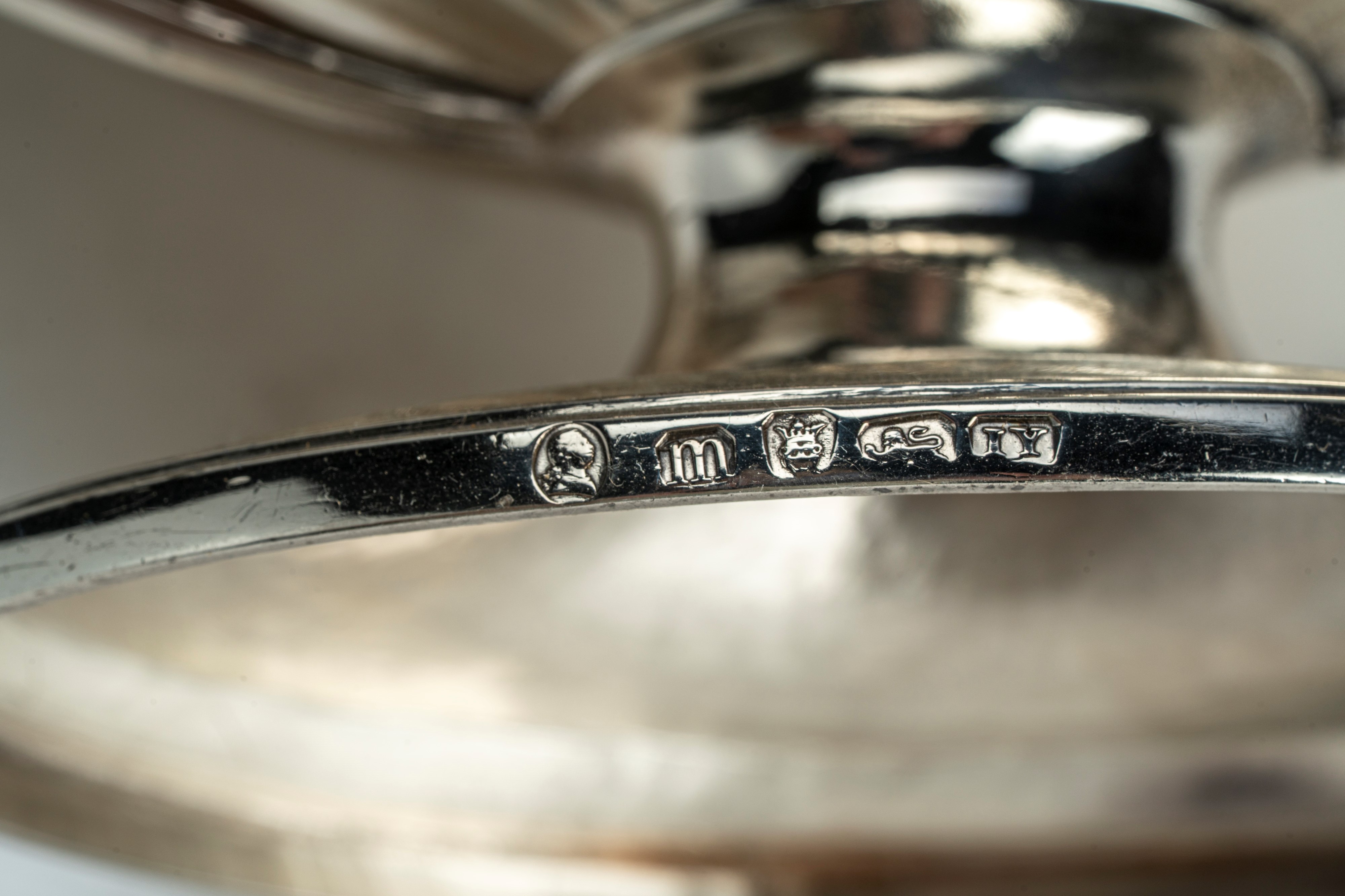 Coppia di salsiere biansate con coperchio in argento 925. Londra, 1787