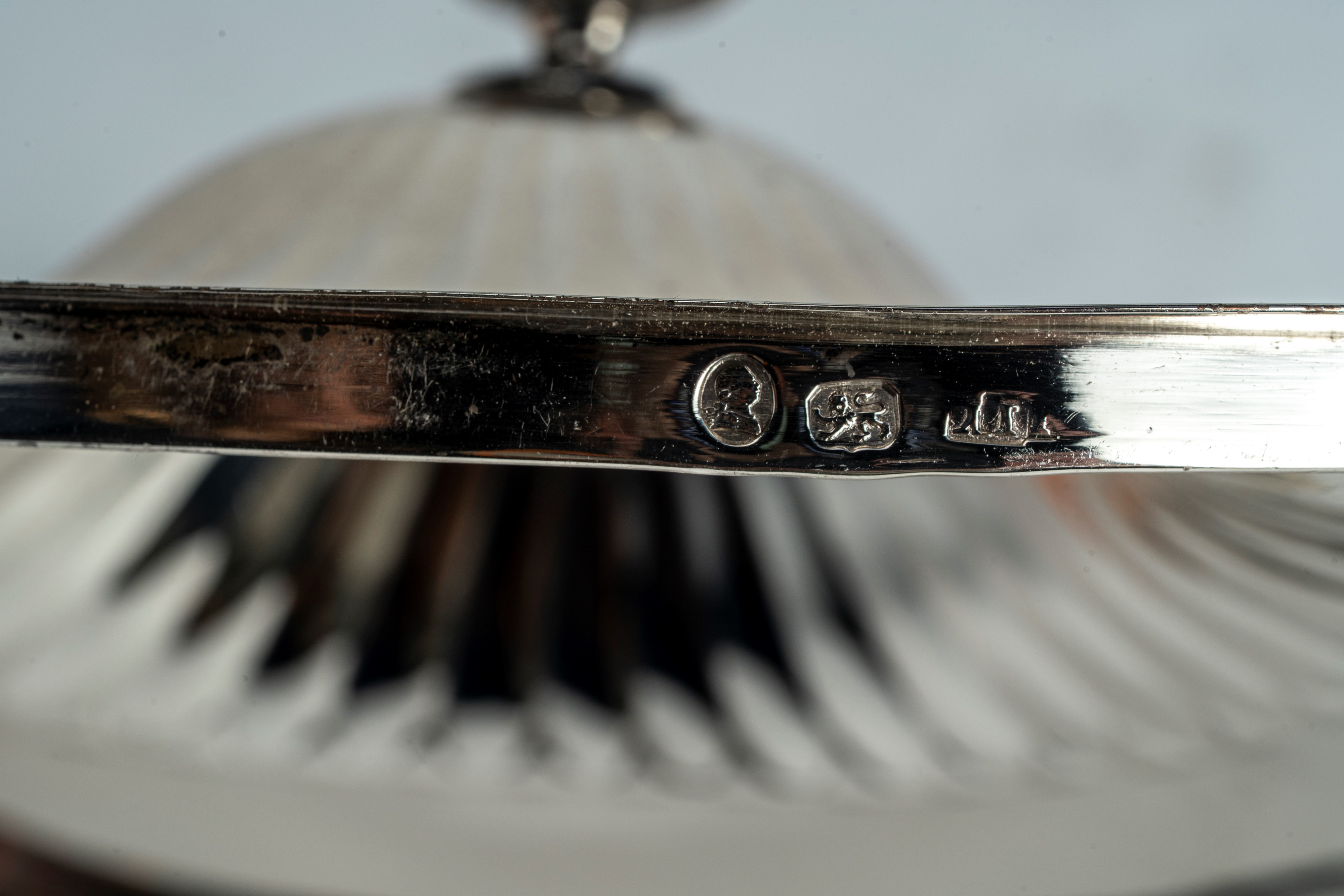 Coppia di salsiere biansate con coperchio in argento 925. Londra, 1787