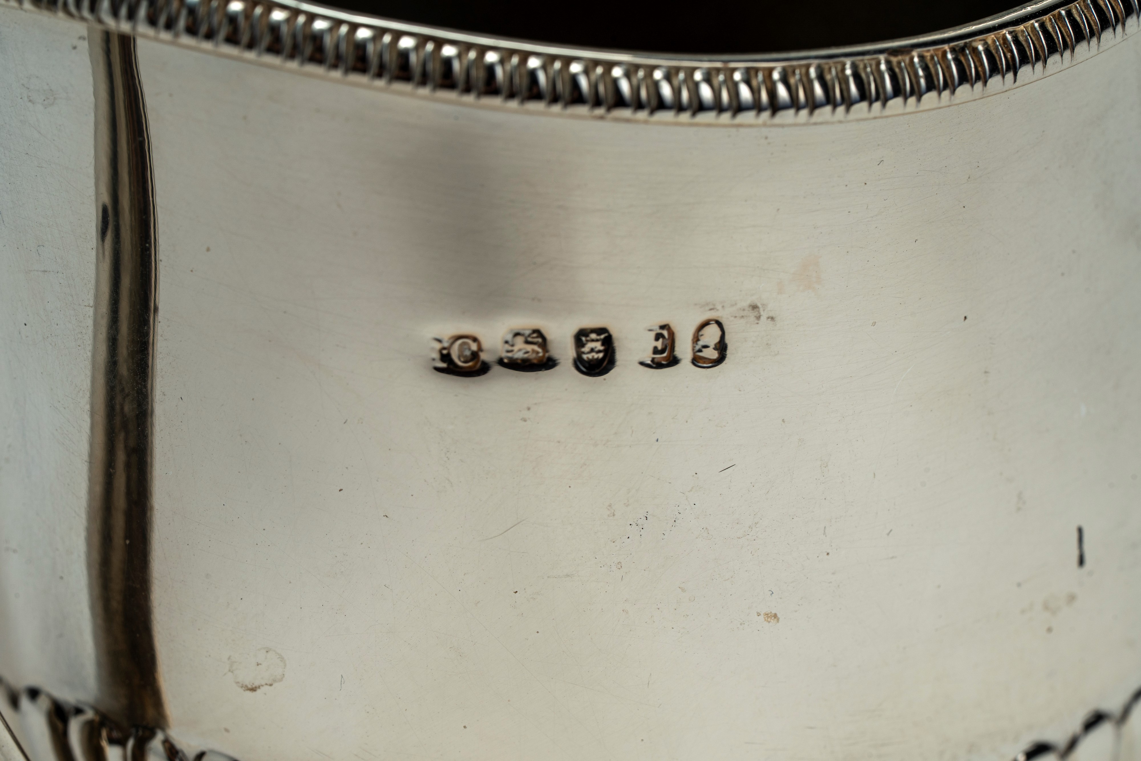 Lattiera in argento 925 a corpo liscio e costolato con ansa sagomata. Londra, 1800