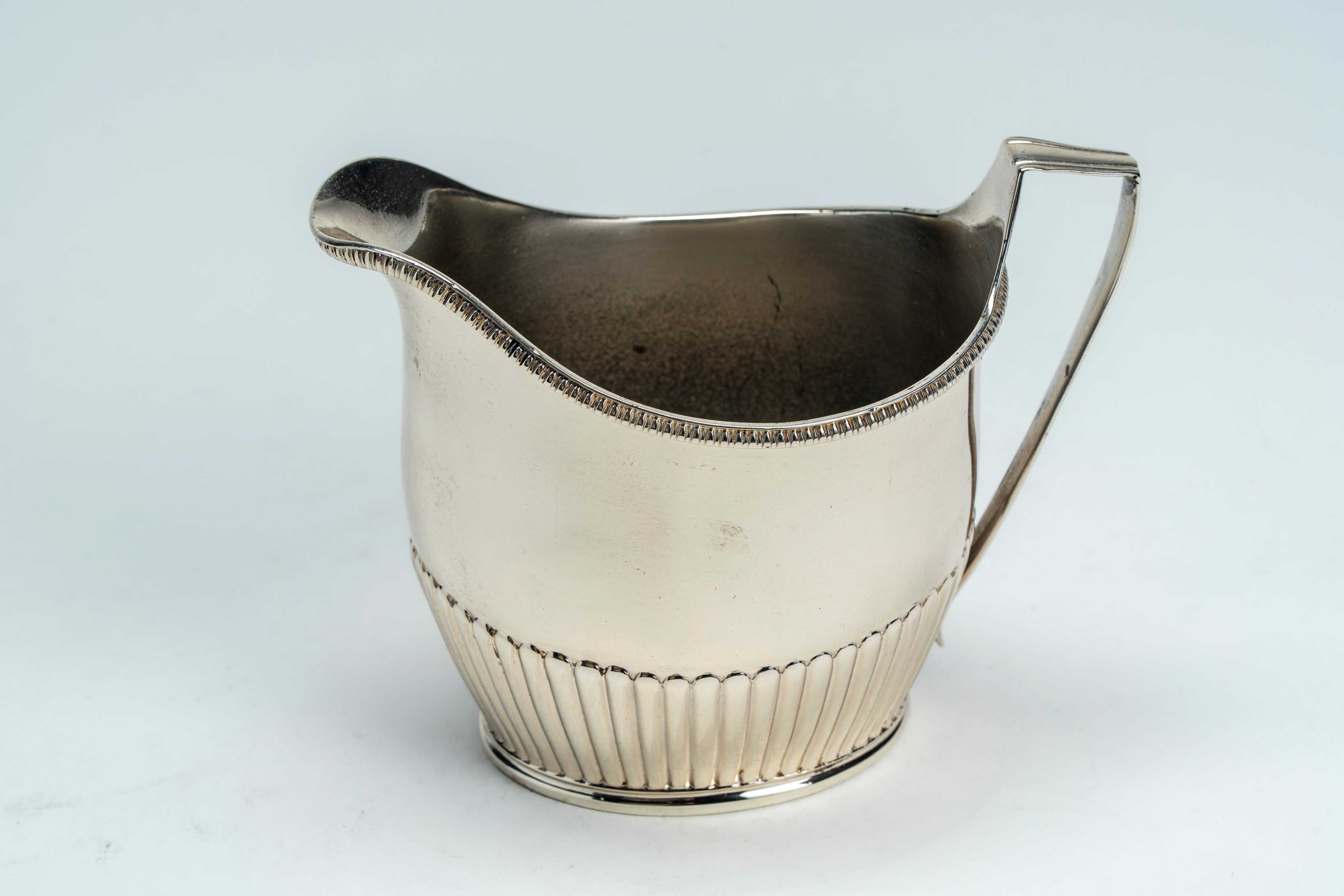 Lattiera in Argento 925 a Corpo Liscio e Costolato con Ansa Sagomata. Londra, 1800
