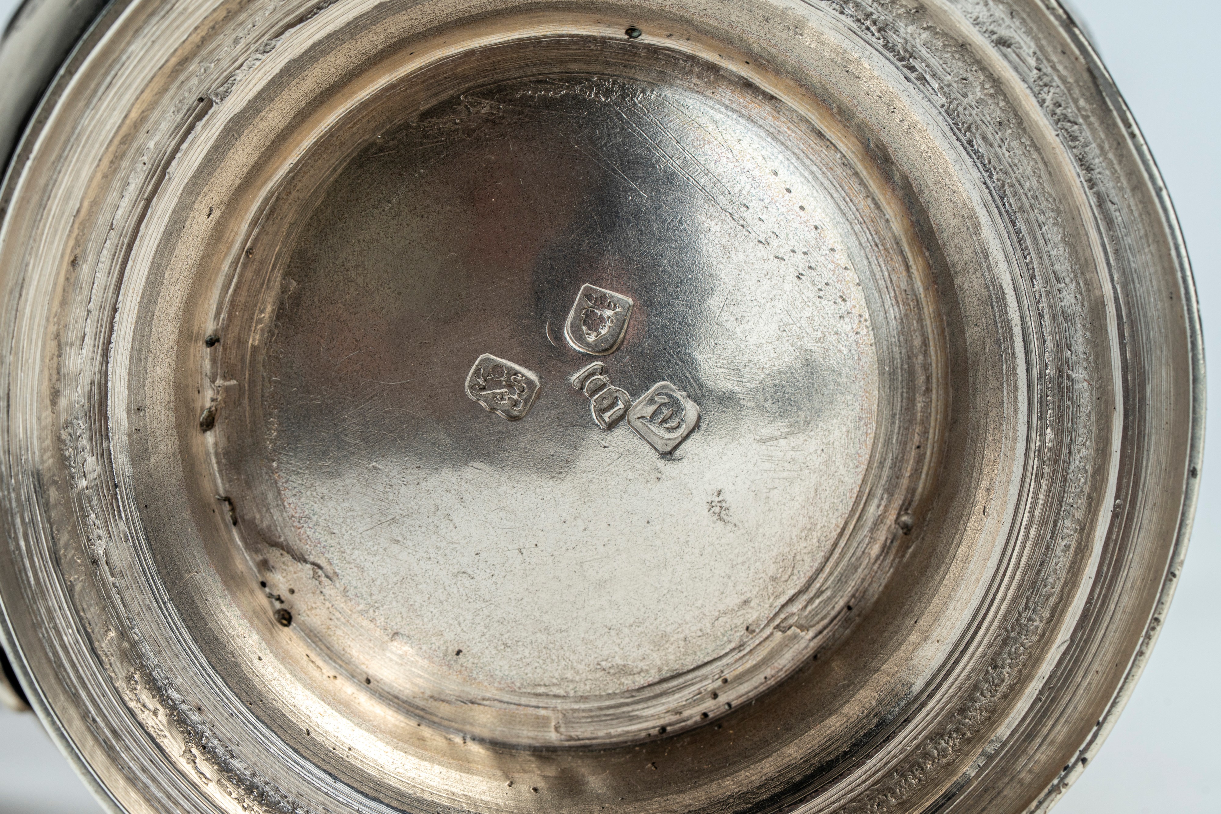 Caffettiera in argento 925 con corpo piriforme inciso e cesellato a motivi floreali, presa del co...