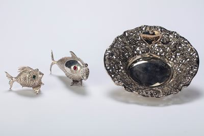 Coppia di sale e pepe in argento e metallo argentato con cestino traforato, Italia, metà XX secol...